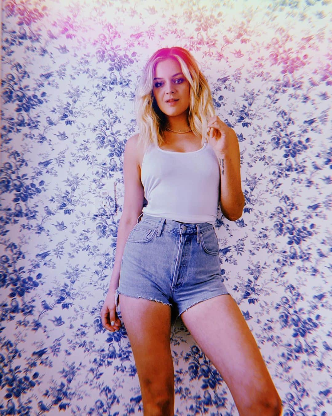 Kelsea Balleriniさんのインスタグラム写真 - (Kelsea BalleriniInstagram)「outfit matched the wallpaper. had to do it. 🤍🦋」4月21日 6時31分 - kelseaballerini