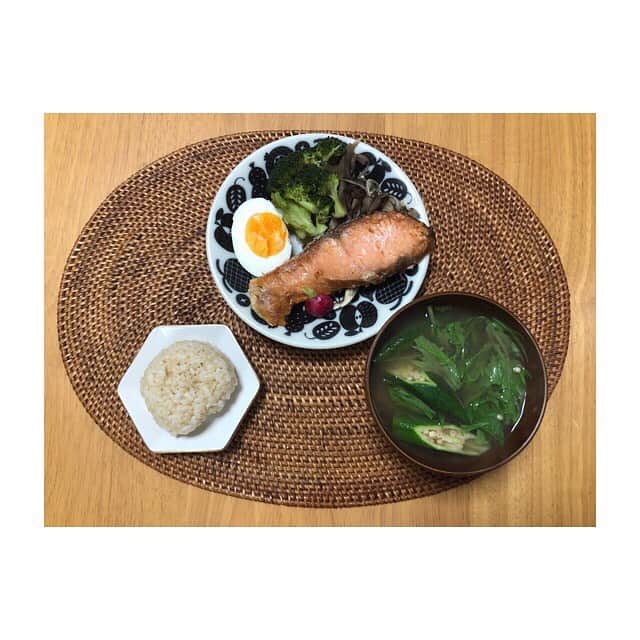 みのり(26)＠東京 ダイエットのインスタグラム：「朝ごはん . . 鮭 ブロッコリー ゆでたまご 酢漬けラディッシュ きのこ炒め オクラと水菜の味噌汁 玄米ごはん . . あれ、写真なんかブレてる？(笑) . 昨日は、たくさん食べたけど 今日からまた平常運転💓 . . 写真はブレたけど、 気持ちはブレません◝︎(*´꒳`*)◜︎📷笑 . これからもよろしくおねがいします☺️ . . ◉ライザップ公認の紹介アンバサダーです。 〜紹介特典で、お安く入会できます〜 . ▶︎全国どの店舗でもOK ▷２週間のトライアルコースもあります(^_^)/ ▶︎カウンセリング予約前にご連絡ください . ◎入会やカウンセリングをお考えの方、 ご質問なども、DM✉️ください。 . ★トレーニング見学もできます★ . 📺RIZAP TVCM出演 🏅RIZAP BMG ファイナリスト2017.2018 . #rizap #ライザップ . #ダイエット #diet #レコーディングダイエット #ダイエッター #公開ダイエット  #朝ごはん #morning #糖質オフ #食べて痩せる #おうちごはん #食べる #糖質制限 #低糖質ダイエット #和食 #クッキングラム #自炊女子 #腸内環境 #食事管理 #栄養 #fitmeal #oneplate #cleanmeals  #lowglycemic #玄米 #まごわやさしい #豆皿」