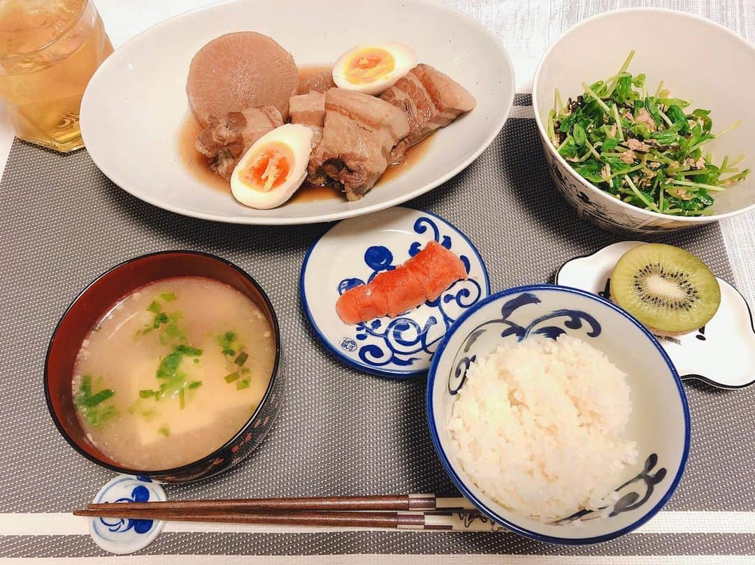 小林香菜さんのインスタグラム写真 - (小林香菜Instagram)「. 今日のご飯🍚🍚 豆苗とツナと塩昆布和えサラダ、辛子明太子、キュウイ、お味噌汁、角煮🍚 角煮は玉子にも味つけたかったから別で保存するために1日寝かせたよ🧚 パサパサの玉子が嫌だから🤣 角煮もトロトロで味が染み込んでて美味しかった🤤 最高🐷🐷🐷✌︎ . #お家ご飯　#ご飯記録　#自炊　#角煮　#豆苗サラダ　#辛子明太子　#キュウイ　#なめこと豆腐のお味噌汁 #ご馳走さまでした　#stayhome #🏠🍚」4月20日 21時52分 - kanaful