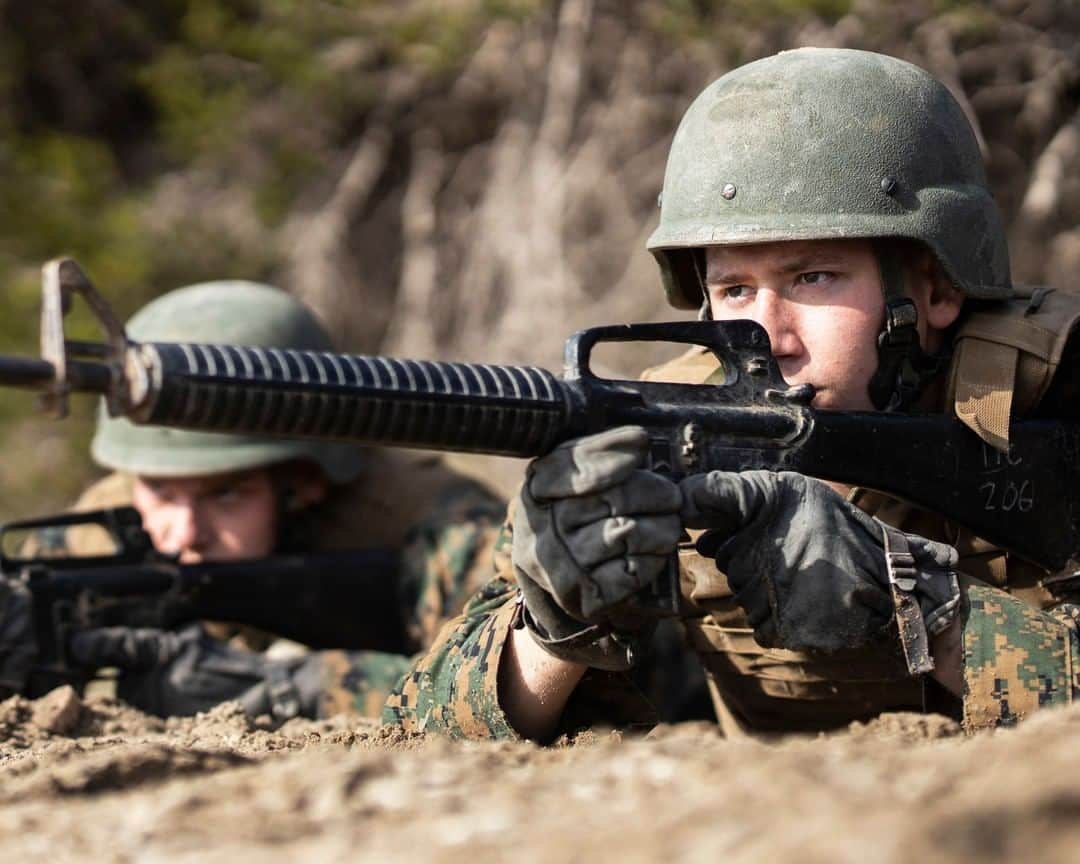 アメリカ海兵隊さんのインスタグラム写真 - (アメリカ海兵隊Instagram)「Always a Rifleman  Recruits with 1st Recruit Training Battalion participate in the Bayonet Assault course at @mcrdsd. Recruits moved in teams using speed and intensity to complete the course.」4月20日 22時00分 - marines