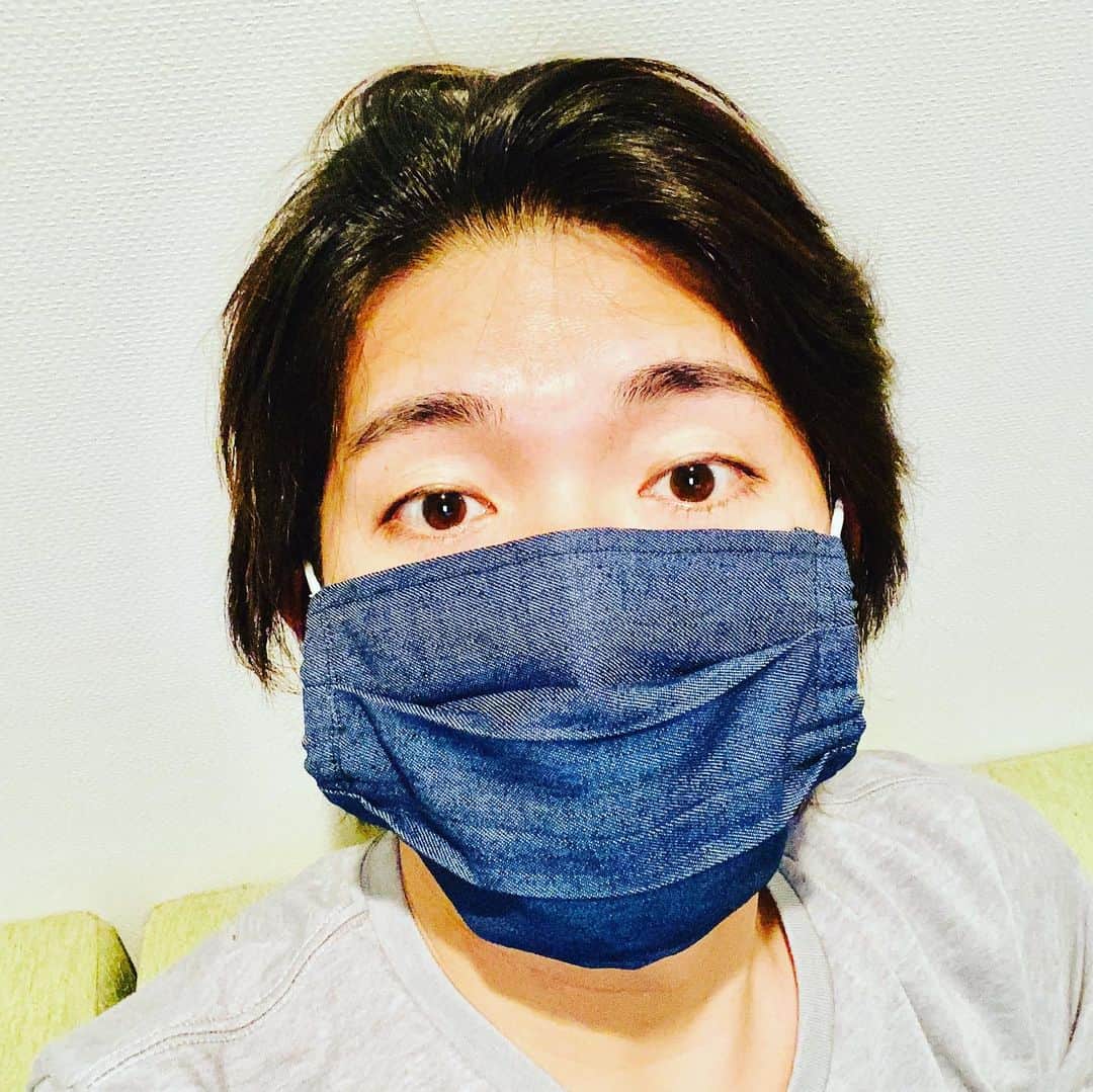 宮崎謙介さんのインスタグラム写真 - (宮崎謙介Instagram)「布マスクが二枚届いた中、同じタイミングで嬉しいマスクが。デニムマスクです。京都のお世話になった方が作って下さいました。感謝です！明日からスーパーにもデニムコーデです。  #bambino」4月20日 21時55分 - miyazakikensuke1031