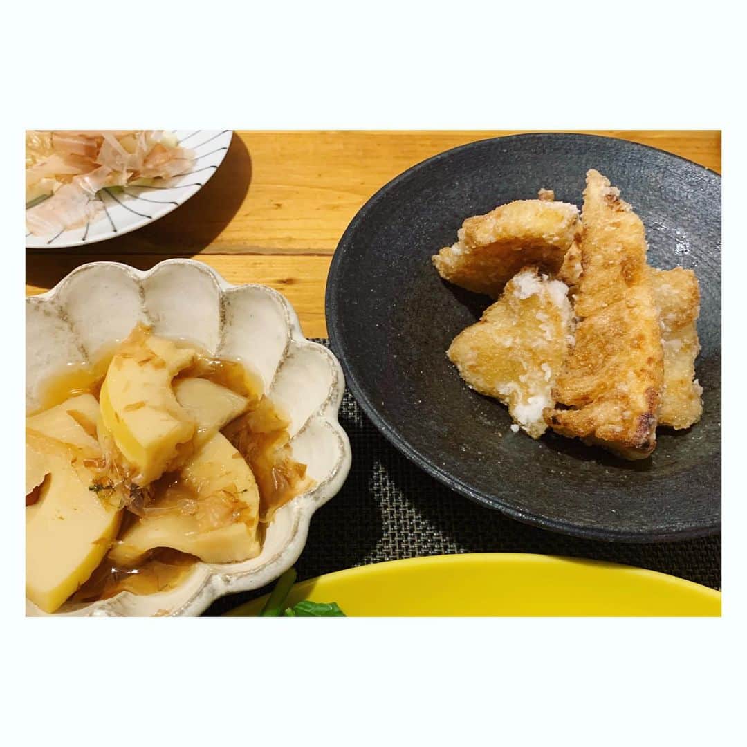三倉茉奈さんのインスタグラム写真 - (三倉茉奈Instagram)「煮物を天ぷらにすると美味しいとコメントにいただいたので、早速昨日の残りでチャレンジ！竜田揚げみたいになっちゃったけど、確かに味が染みて美味しかった✨✨素敵なアドバイスありがとうございました！ 昨日の煮物ちょっと味が薄かったので、鰹節と醤油をちょい足ししてチンしたら良い感じになりました^ ^ #cooking」4月20日 21時58分 - mana_mikura_official