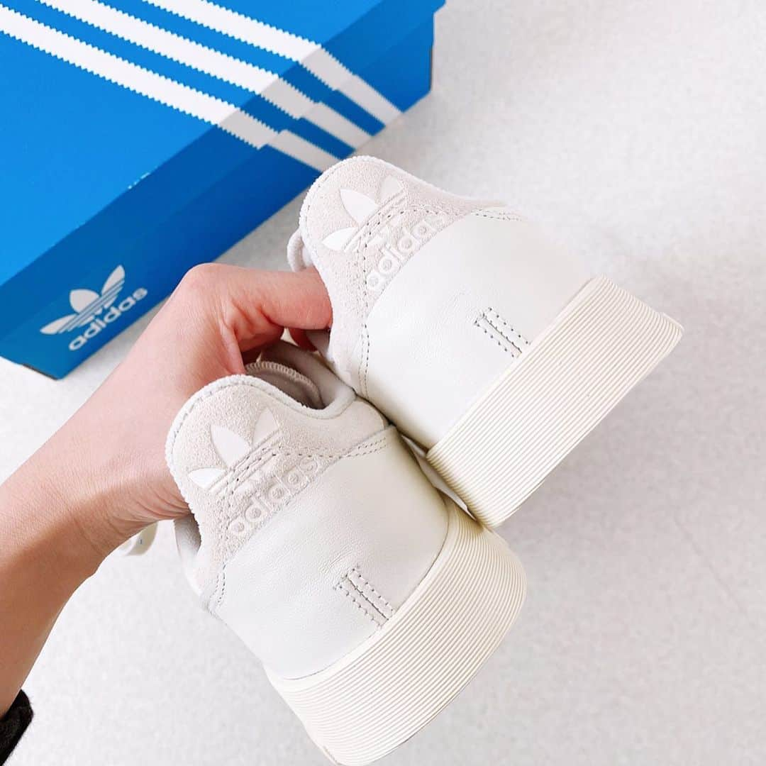 minminmaaaさんのインスタグラム写真 - (minminmaaaInstagram)「・ ・ 予約してたスニーカー👟💓 ・ ・ iena×adidas supercourt ・ ・ 実物は真っ白じゃなくてクリーム色🥰 ・ ・ ・ ・  #ママコーデ #ママファッション #シンプルコーデ#コーディネート#大人カジュアル#お洒落さんと繋がりたい #locari #mamagirl  #スニーカー#sneakers#置き画くら部 #置き画#置き画倶楽部#iena#イエナ#adidas ＃アディダス#👟」4月20日 22時02分 - minminmaaa