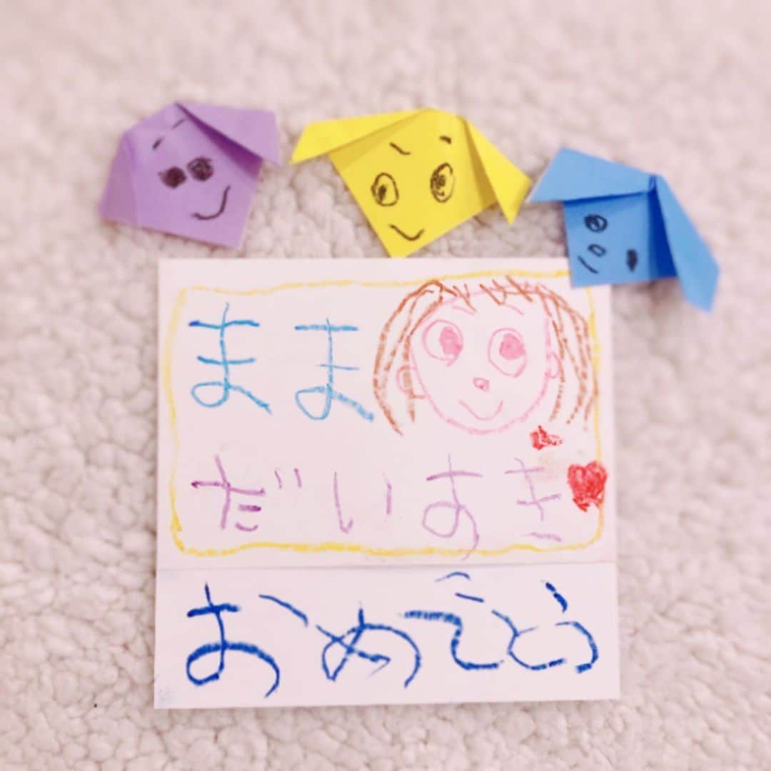 A_kun*mamaさんのインスタグラム写真 - (A_kun*mamaInstagram)「﻿ -- 2020.04.20 ---﻿ ﻿ 今日は私のお誕生日でした🎂🎉🥳💕﻿ ﻿ 母からのうれしいLINEに﻿ ちょっとうるっとしていたら…﻿ ﻿ あーくんが後ろに隠しながら﻿ そーっと近づいてきて﻿ ちょっと照れながらニコニコして﻿ 「はい、ママおたんじょうびおめでとう🎁」って﻿ 渡してくれた手紙と折り紙🐶💕﻿ （パパと👨 @mic.gto こっそり一緒に﻿ 練習したりして作ってくれてたみたい👦🏻✌️笑）﻿ ﻿ あーくんがやっと書けるようになった﻿ ひらがなで一生懸命に書いてくれた﻿ この文字がかわいくて愛しくて1番うれしい﻿ なによりの宝物になりました🥺💓💓💓﻿ ﻿ ﻿ こんな世の中だからこそ﻿ 今はとにかく生きているだけで…﻿ 毎日大事な我が子と家族と笑顔で過ごせたら﻿ もうそれだけで幸せだなと心から想います✨﻿ ﻿ ﻿ いつも見てくださる皆様も﻿ 本当にありがとうございます😊🌷﻿ ﻿ どうかお身体に気をつけてください❤️」4月20日 22時10分 - aaaooo121