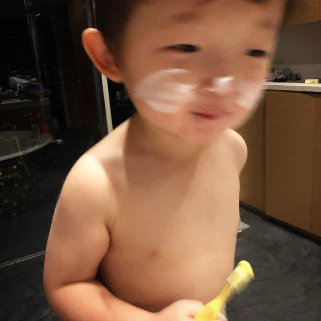 中村獅童さんのインスタグラム写真 - (中村獅童Instagram)「お風呂に入って顔にニベアを塗って歯を磨いたら、はいおやすみなさい。 #ニベアで猫ちゃん #裸で失礼いたしました #陽喜」4月20日 22時18分 - shido_nakamura