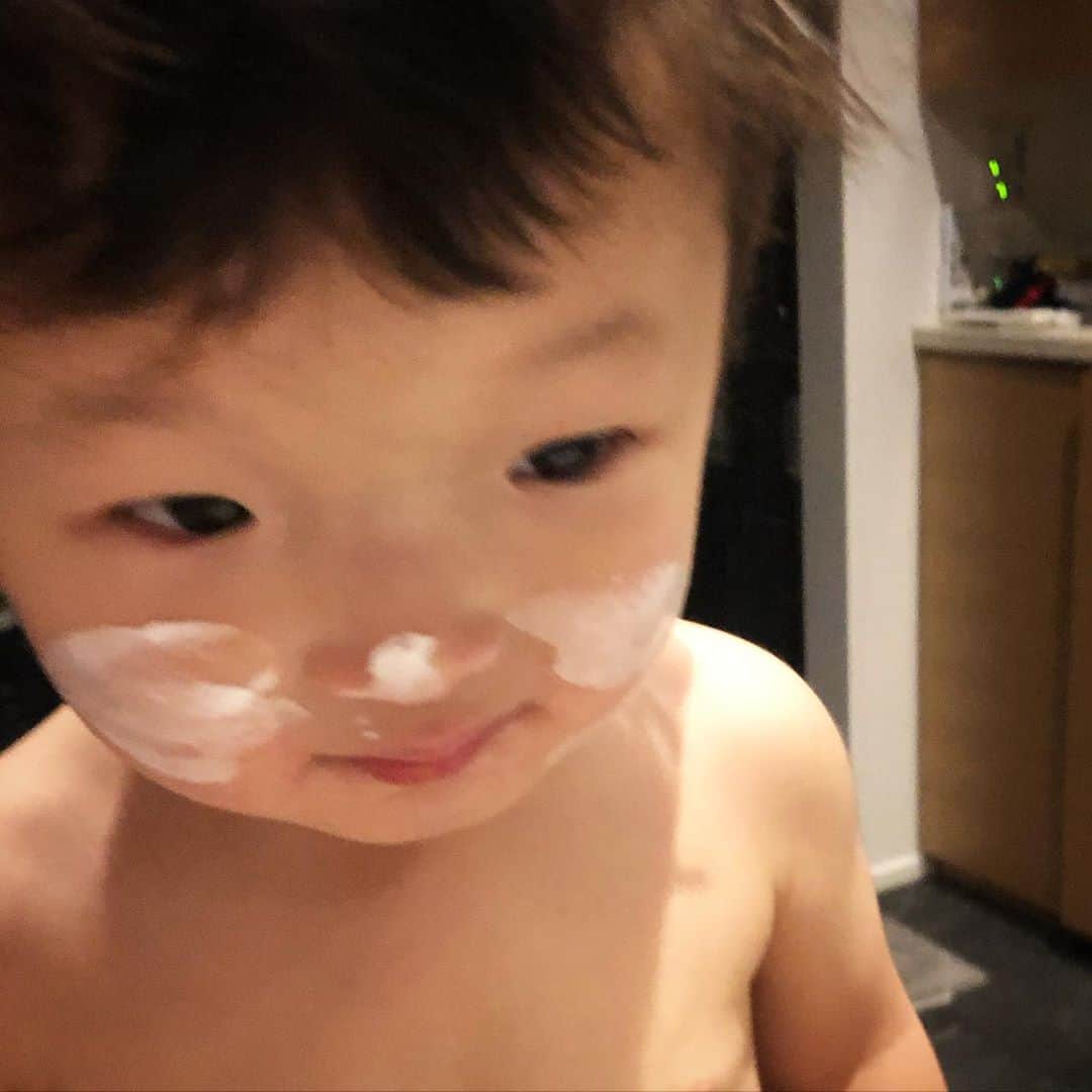 中村獅童さんのインスタグラム写真 - (中村獅童Instagram)「お風呂に入って顔にニベアを塗って歯を磨いたら、はいおやすみなさい。 #ニベアで猫ちゃん #裸で失礼いたしました #陽喜」4月20日 22時18分 - shido_nakamura