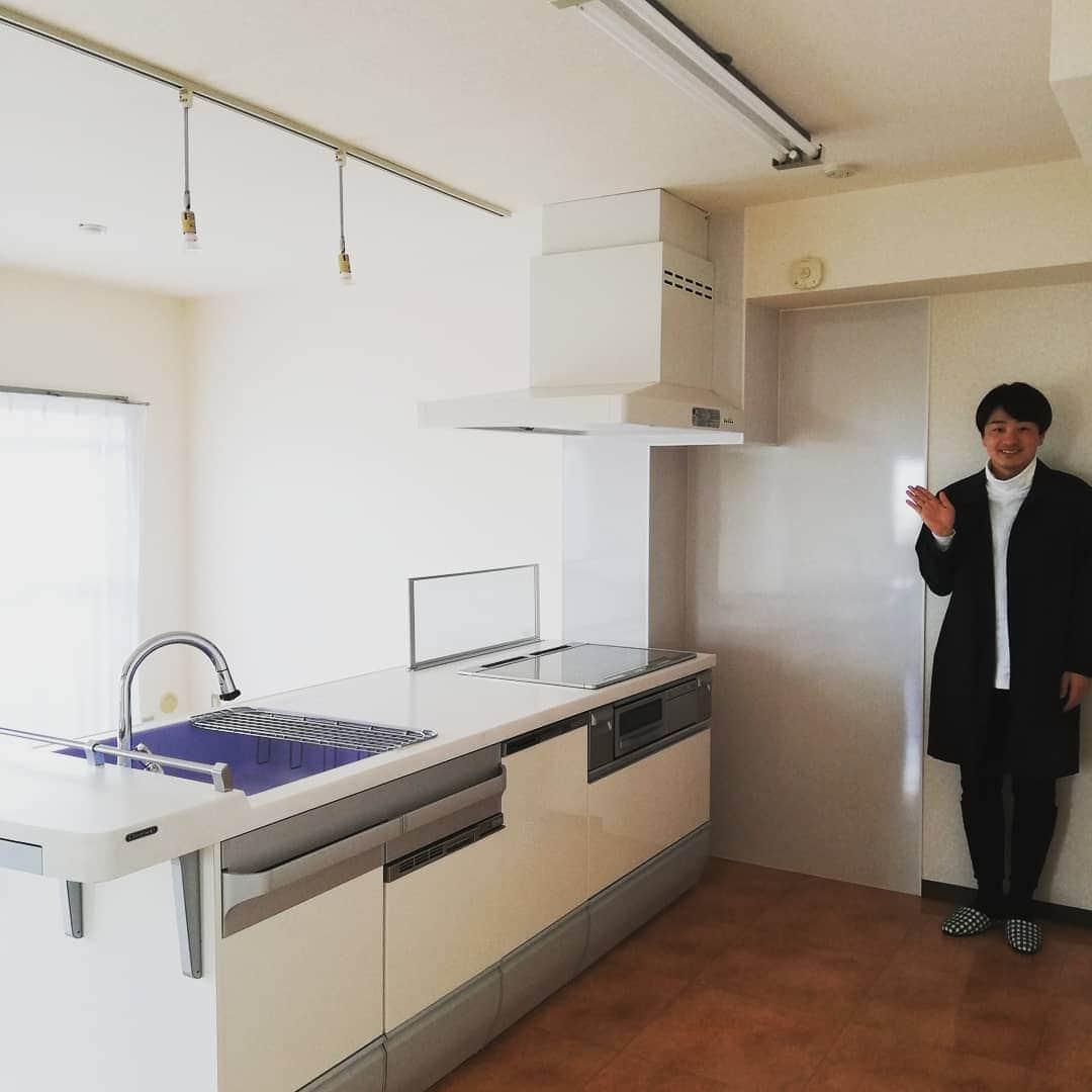 小川祐生さんのインスタグラム写真 - (小川祐生Instagram)「良き部屋  広いシステムキッチン。 食洗機も付いてめちゃくちゃ使いやすい！  #良き部屋 #システムキッチン #食洗機 #シンクも広いしIHやし掃除めっちゃしやすそう #引越し #新生活 #出世部屋 #楽しい部屋探し #宅地建物取引士 #宅建士芸人 #小川祐生 #誰でも気軽にご連絡を」4月20日 22時11分 - ogawa_awa