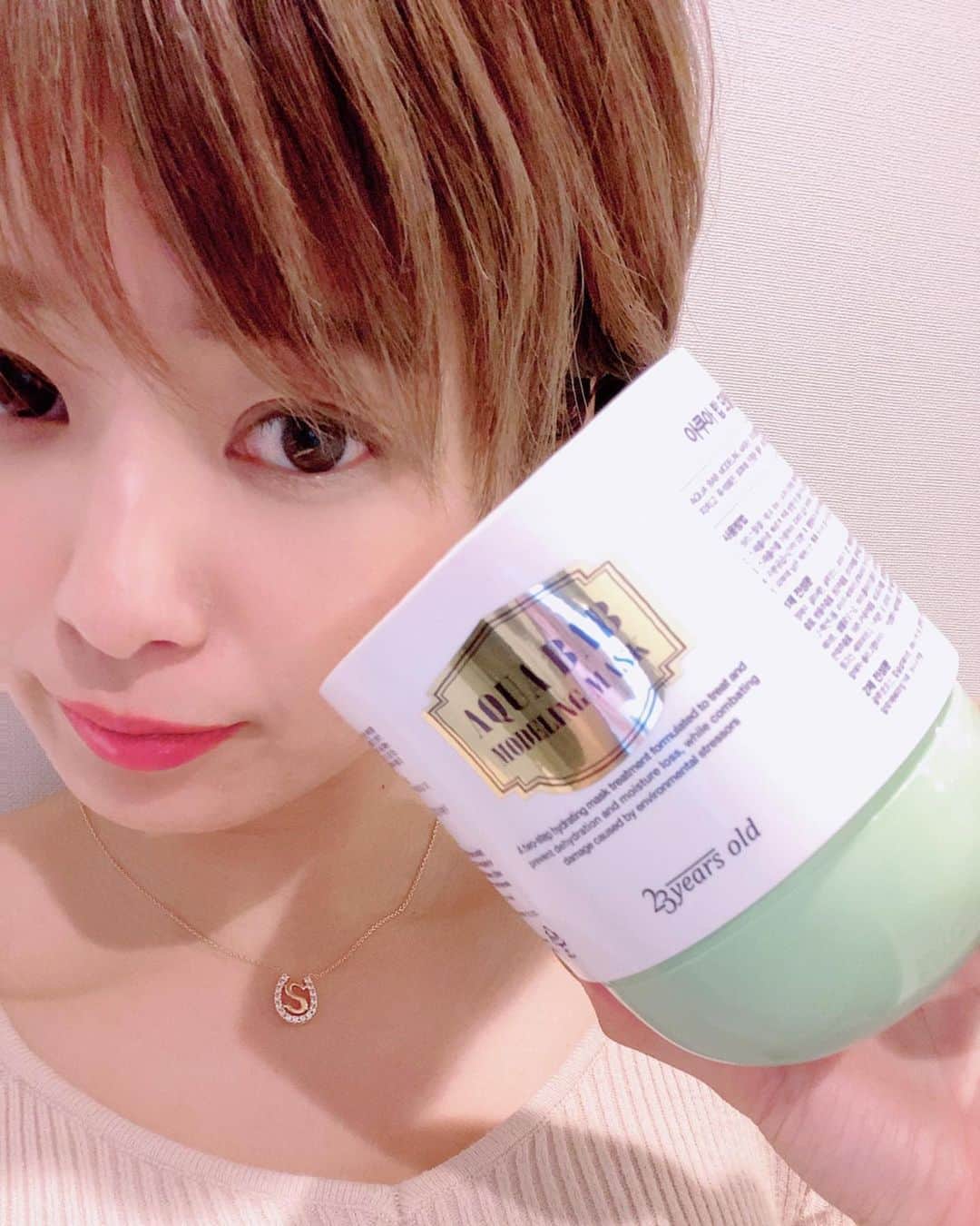 彩海のインスタグラム：「. . 🇰🇷韓国コスメ♡ 水分爆弾と言われているパック！ . #23yearsold  #アクアバブモデリングマスク . . なかなか作るのめんどくさくてw やっとやったんだけど めちゃくちゃ気持ちいい🥺 プルプルになる😭 . . フォロワーさんが 顔に塗ったら横になってると垂れないって 教えてくれたからスムーズにできました。 シートマスクじゃないパックって自宅で初めてやったけど 剥がす快感www . . #自粛生活　 #お篭り美容 頑張ろうね♡ . . あー今すぐ韓国行きたいwww コロナ収束したら速攻親友と行こうと話してる🥺♥️ . . #水分爆弾 #水分爆弾パック #韓国コスメ#韓国#韓国パック#パック#おうちじかん#おうちで過ごそう #コロナに負けるな  #韓流ドラマ ブーム #普段動画とか撮らないから下手すぎるw #すいません」