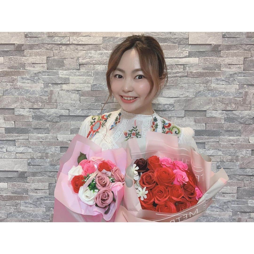浅田梨奈さんのインスタグラム写真 - (浅田梨奈Instagram)「⭐️ゆきりな⭐️ 本日もご視聴頂きありがとうございました💗 また来週もゆきりな見てね🌈 4月27日(月)20時〜 #ゆきりな  5周年記念で頂いたシャボンフラワー🌹💫 お家に飾ってます🥰  明日4月21日(火)20時〜 #りなぽけっと 配信予定です⏰ ゲストは小久保実希プロです🥳 ぜひ見てね💖  みんな元気になーれ！ みんな笑顔になーれ！  #ボウリング #プロボウラー #浅田梨奈 #山田幸 #女子アスリート #rankseeker #ビデオチャット配信 #ゆきりな #りなぽけっと #ootd #festaria  #zara #frayid  #fashion #lovefashion #stayhome #うちで過ごそう #感染症対策 #コロナに負けるな」4月20日 22時13分 - asdrn528