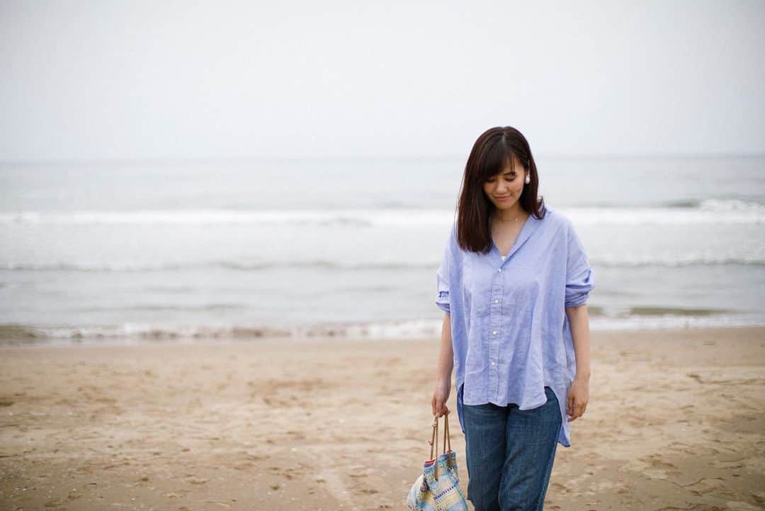 田中幸恵のインスタグラム：「___ .  いつかの服 . 夏には海行けるかな🏖 （泳げないから眺める専門やけど🤭） . . tops ▶︎ @plage_jp  denim▶︎ @levis  shoes▶︎ @repettoparis  bag▶︎ @charmant_sac . #plage  #levis  #reppeto  #charmantsac」