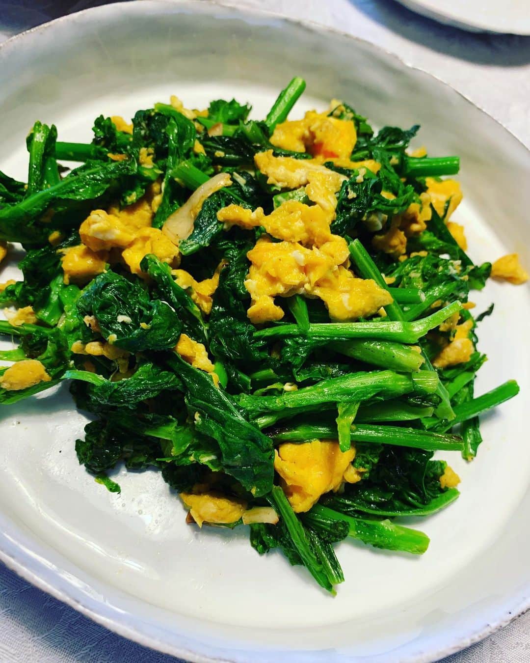 須黒清華のインスタグラム：「少し前のお料理教室で習ったものをお家で🏠復習〜🍽 しょうが焼き 菜の花とたまご炒め ほうれん草お揚げ焼き クリーミーポテトサラダ 春野菜たっぷり😋 写真はお教室の時の（笑） #stayhome #cooking #春野菜」