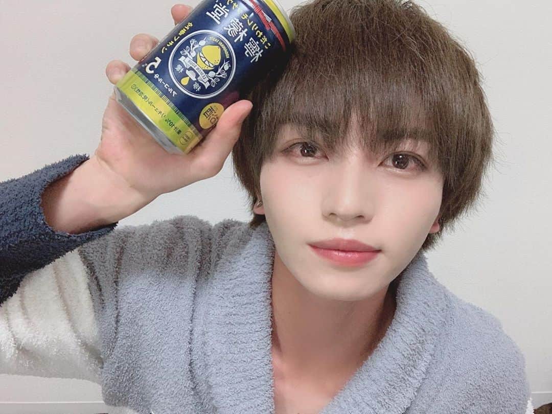 のインスタグラム：「【いんしゅたぐらむ】 かんぱーい🍻 ・ ・ ・ #飲酒タグラム #飲酒 #お酒  #レモンサワー #檸檬堂 #男梅サワー  #乾杯配信 #zoom飲み #kp  #さらさらヘアー #メンズヘア #メンズライク  #japan #jmens #日本人  #ジェラピケ #gelatopique #gelapique  #パジャマ #インスタライブ #またみてね  #instalike #like4likes #いいね」
