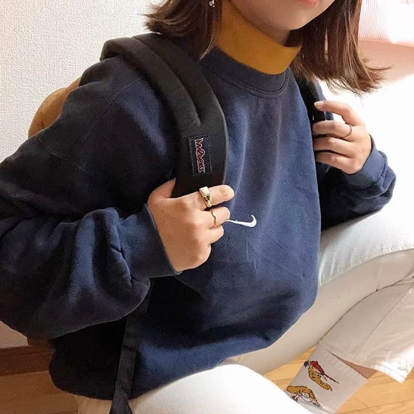 古着女子さんのインスタグラム写真 - (古着女子Instagram)「\ おうちでも出来るゆるコーデ🧦/﻿ ﻿ 家でもラフでお洒落なスタイルでいたいと思ってる方も多いはず🤭 ﻿ 今回はそんなおうちでも出来るゆるコーデをご紹介いたします✨﻿ ﻿ 🍎スウェットでゆるっと！！ 家でも外でも着れるスウェットはこの時期大活躍すること間違いなし🙌動きやすくラフに着こなすことが出来ます🌟 ﻿ 🍎大きめサイズをチョイス！！ ゆるコーデを作るのに1番大切なのはサイズ感😊大きめサイズを選んでビックシルエットで袖だぼに着こなすのがとても可愛いです💕 ﻿ ﻿ ﻿ おうちでもお洒落にゆるコーデを着こなして、可愛くお洒落を楽しみましょう✨﻿ ﻿ ﻿ 🏡古着女子がプロデュースする古着ショップを紹介🏡﻿ ・9090 ナインティナインティ @9090s_ 👖👟﻿ ・Spoon  スプーン  @spoon__store 🥄✨﻿ ・nemne ねんね @nemne_store 🌿🥛﻿ ﻿ ﻿ 🌼公式LINE@→@furuzyo で検索🌼﻿ LINE@だけのお知らせや古着の疑問にも答えます！﻿ ﻿ ﻿ 古着を素敵に着こなしてる女性の方をRepostでご紹介させていただきます🐒写真は全てご本人様に【掲載許諾】をとっております💓﻿ ﻿ ﻿ #フルジョ #古着 #古着女子 #春服 #春コーデ #春コーディネート #スウェット #スウェットコーデ #ゆるコーデ #ラフコーデ #おうちコーデ #ボーイッシュ #メンズライク #メンズライクコーデ #着回しコーデ #着まわしコーデ」4月20日 22時26分 - furuzyo