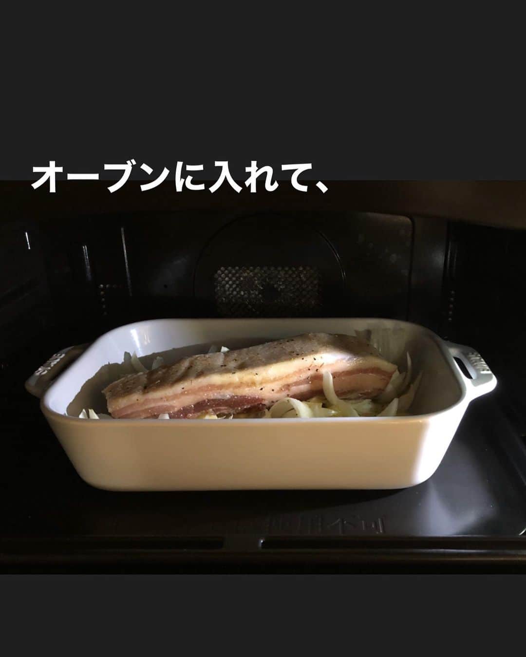 utoshさんのインスタグラム写真 - (utoshInstagram)「【レシピ付】豚バラの簡単ロースト・ポテト付き！﻿ ﻿ 料理家の脇雅代先生(@masayowaki )が発起人となってスタートした「#料理リレー」﻿ 参加させて頂きます。﻿ ﻿ このレシピは、妻に料理を作っていた事さえ気づかせなかったオーブンで作れるほっとくだけの簡単レシピです。﻿ ロースト作る時の定番作業として、肉の下に野菜を引くというのがあるんですが、﻿ これは下からの火入れを優しくして温度を均等にするためなんですが、この肉の下の野菜がうまいんですよ。﻿ ﻿ 火入れ目的だったら玉ねぎだけでもいいんですが、ぜひじゃがいもなど、いろんな野菜を置いて作ってみてください。﻿ ほくほくの野菜グリルになりますよ！﻿ ﻿ ﻿ 今回、僕にバトンを渡してくださったのは﻿ 料理研究家の岡本まどか先生（@lumias.pan）、エルグルメのイベントで何度もご一緒させて頂き、﻿ 今度一緒においしいコーヒー飲みに行きましょうという話がふわっとしたまま、いつか実現したいと思っている方です。﻿ ﻿ ﻿ ﻿ レシピはこちら↓﻿ ＿＿＿＿＿﻿ ﻿ 豚バラの簡単ロースト・ポテト付き（2人分）﻿ ﻿ 【材料】﻿ 豚バラかたまり肉 500g﻿ 玉ねぎ 1個﻿ ジャガイモ（大） 1個（小なら2個）﻿ ﻿ 塩　大さじ1弱くらい（肉の全面にまぶせる量）﻿ ローズマリーなど　適量﻿ （※ハーブソルトを使うのがオススメ）﻿ オリーブオイル 大さじ2 ﻿ A〈粒マスタードたれ〉﻿ 粒マスタード　大さじ1﻿ マヨネーズ　小さじ1﻿ オリーブオイル　大さじ1﻿ お酢（白ワインビネガー） 小さじ2﻿ 塩　少々﻿ ﻿ ﻿ 【作り方】﻿ （1）豚バラかたまり肉の全面に塩とハーブを塗りこむ（時間があるなら3時間冷蔵庫にいれて置いておく。時間がなければ置かなくてもOK）。玉ねぎは食べやすい大きさにくし切りにする。ジャガイモも食べやすい大きさに切る（皮はお好みで剥いてください）。Aは混ぜておく。﻿ ﻿ （2）大きめの耐熱皿に玉ねぎとジャガイモを引いて、オリーブオイルをかけて、塩少々。その上に肉を乗せ、200°のオーブンで45分加熱する。（玉ねぎは焦げる部分があるので、そういうのは取り除く）﻿ ﻿ （3）取り出して肉を7mmくらいの幅に切り、お皿に盛りつけたらAをかけて完成。﻿ ＿＿＿＿＿﻿ ﻿ ﻿ ぜひ作ってみてくださいね。﻿ No local No food おいしく楽しく！﻿ ﻿ ﻿ そして僕のバトンを引き継いてくれるのは﻿ 「激悪飯」でおなじみのぐっちくん　(@gucci.tckb)﻿ ﻿ ﻿ #うちで過ごそう #stayhome #料理リレー #cookingrelay﻿ #脇雅世加藤巴里きじまゆうた杵島直美今泉久美塩田ノア金子文恵宇田川多眞希大友まりこ尾田衣子小野孝予岡本まどか植木俊裕﻿ ﻿ #ややはつレシピ #とりあえず野菜食﻿ #ellegourmet#lunch#brunch#breakfast#foodporn#instagramjapan#vsco#IGersJP#onthetable#ランチ#おうちカフェ#うちごはん#暮らし#フーディーテーブル﻿ #cooking#homemade#おうちごはん#朝ごはん#japanesebreakfast#f52grams」4月20日 22時30分 - utosh
