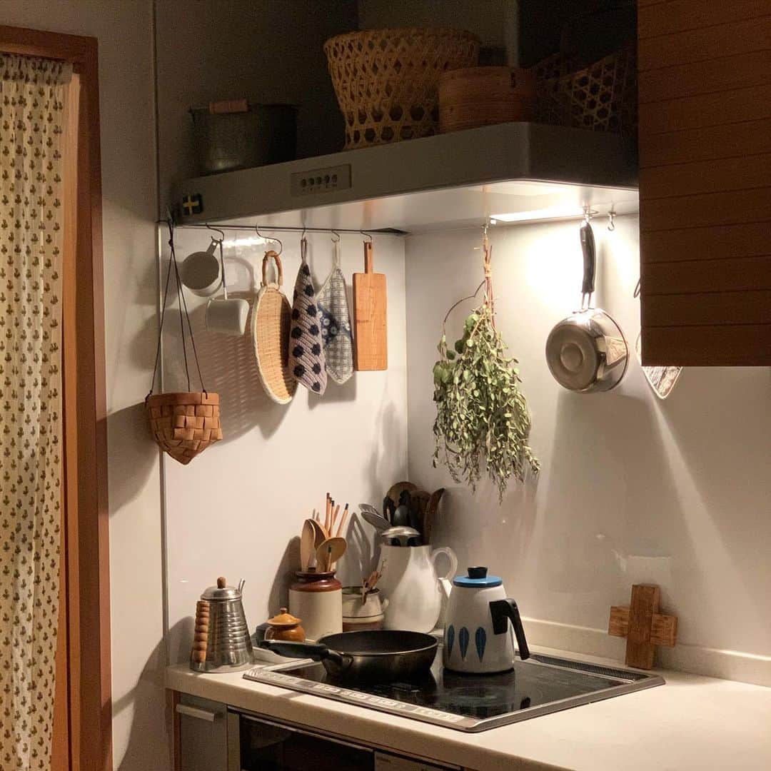 佐藤友子さんのインスタグラム写真 - (佐藤友子Instagram)「深夜のキッチン。 この明かりの具合に心がホッと落ちつく。 ここは何も変わらないわたしの場所だという気持ちがする時間帯。」4月20日 22時39分 - tomokosato_hokuohkurashi
