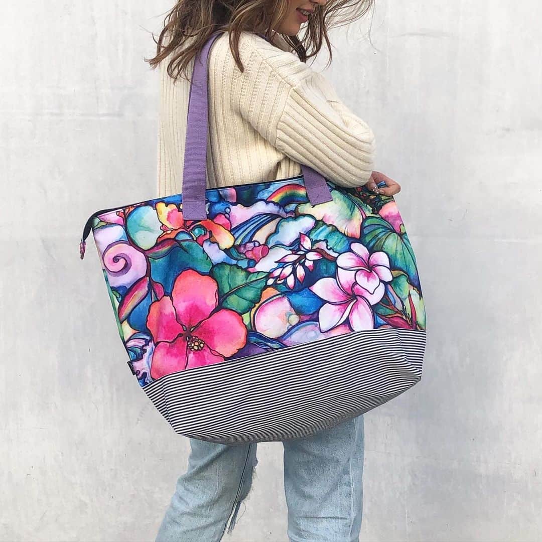 ラレイアのインスタグラム：「🌺 春夏の大きめBagはこちらがおすすめ😍🧡 Colleen Wilcoxのアート×細ボーダーがお洒落！ 安心のジップ仕様です😊 ・ 明日9:59まで！ #楽天 限定で2点以上お買い上げで10%OFFになるクーポンを配布中✨ こちら数に限りがあるのでお見逃しなく😣💦 ・ ・ ・ ---La Leia Precious Life(ラレイア)--- @laleia_official ・ 楽天市場店 https://www.rakuten.co.jp/laleia-p-life/ ・ au wowma店 https://wowma.jp/user/52666346 ・ Yahooショッピング店 https://shopping.geocities.jp/laleia-p-life/ ・ ・ @laleia_official  @colleenwilcoxgallery_jp  #colleenwilcox#art#hawaii#aloha#surf#beach#laleia#ハワイ#フォトジェニック#インスタ映え#インスタ女子#アロハ#ビーチ#海を感じる雑貨#ラレイア#アート#ビーチガール#サーフスタイル#大人カジュアル#トートバッグ#コリーンウィルコックス#ギフト#プレゼント」
