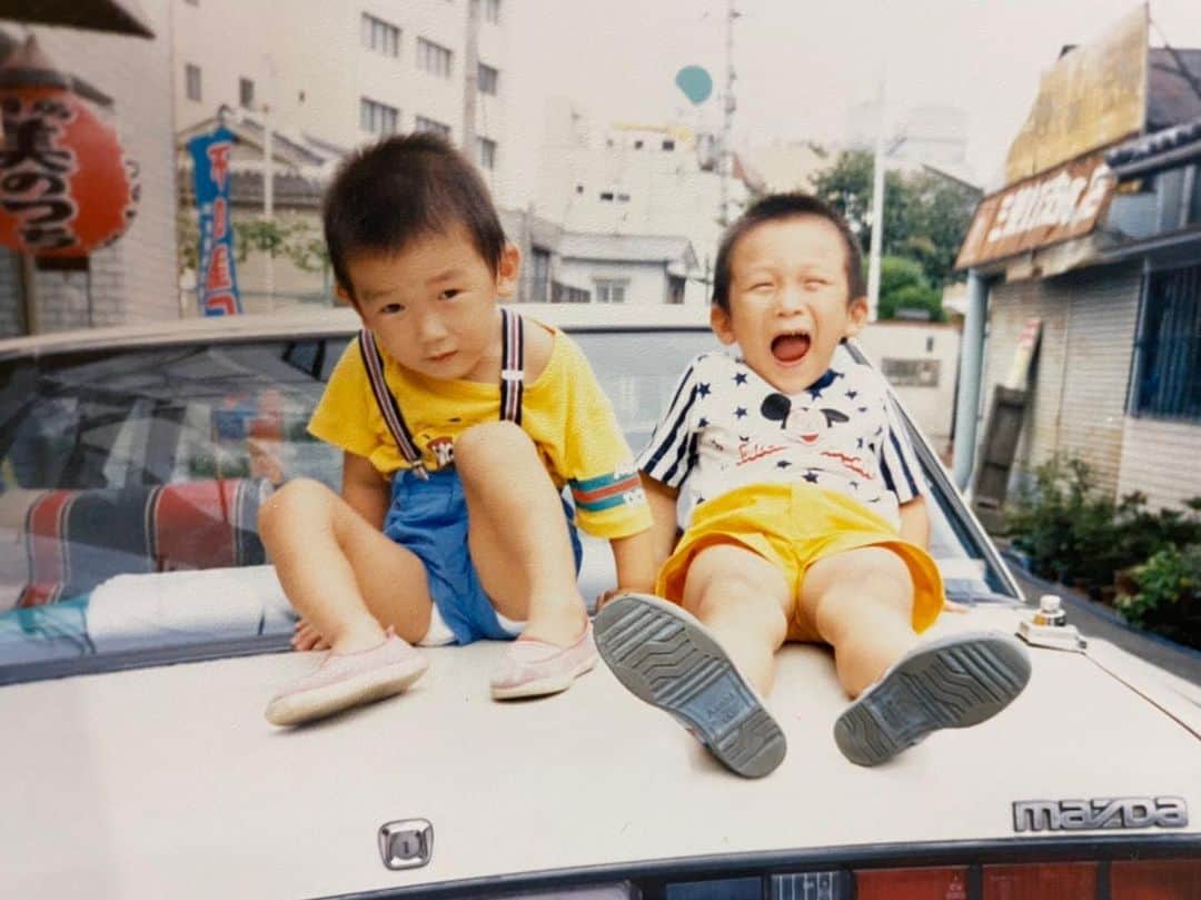 ストラッサー起一のインスタグラム：「子供の頃の起一と起八✨  若いなぁ〜😌 #兄弟」