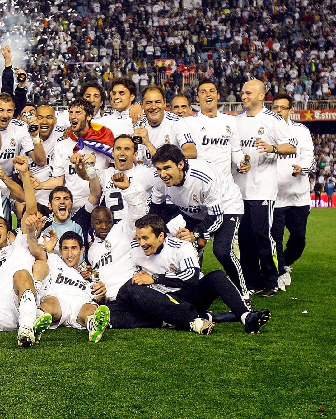 レアル・マドリードさんのインスタグラム写真 - (レアル・マドリードInstagram)「⬅️🏆➡️ ¡Hoy se cumplen 9 años de nuestro 18º título de Copa del Rey! - It’s nine years since our dramatic extra-time victory that sealed our 18th Copa del Rey! 🆚 Barcelona 0-1 Real Madrid (AET) 🗓 20/04/2011 #YoMeQuedoEnCasa | #RMFansEnCasa | #StayHome」4月20日 22時49分 - realmadrid