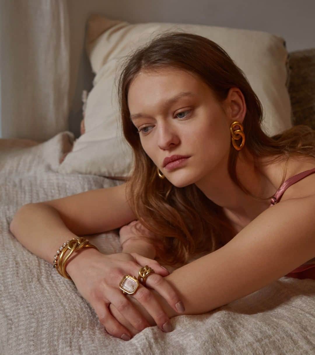 グーセンス パリのインスタグラム：「LHASSA earrings, bracelet and ring. MINI STONE ring with an emerald cut rock crystal stones, BABYLONE bracelet and earrings. MINI CABOCHONS bracelet with rock crystal stones. All made in brass soaked in a 24 carats gold bath. . Until we see you back at our boutique you can contact us by phone or email and also find the collections on our website and on Farfetch.com . +33 (0)7 84 24 20 81 boutique.sthonore@goossens-paris.fr」