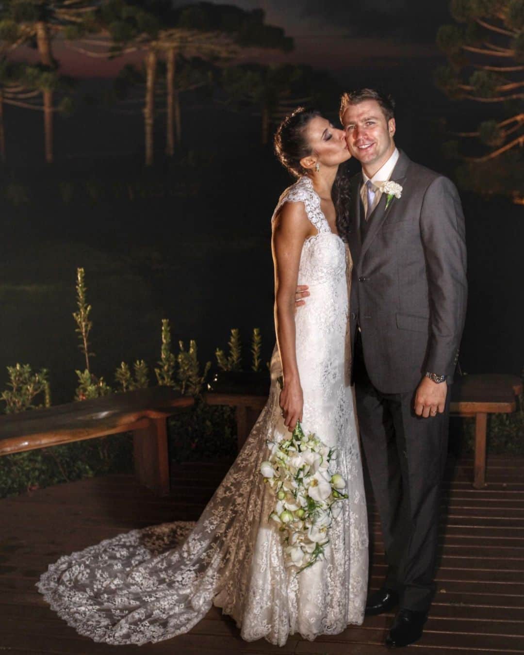 シェイラ・カストロのインスタグラム：「7 anos construindo nossa vida juntos, 7 anos tornando um sonho realidade. 7 anos mais felizes da minha vida!!! Te amo lindinho! Amo a pessoa que vc é, amo o homem que vc é, amo o marido que vc é, amo o pai que vc se tornou e amo a família que construímos juntos!!! #bodasdelã #albumdalizeninna #7anoscasados #7yearsmarried」