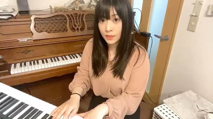 鈴華ゆう子のインスタグラム：「Twitterで回ってきた #うたつなぎ の動画をこちらにも。 Official髭男dismさんの「Pretender」 バラード調にピアノ弾き語りカバーしました。 #和楽器バンド　#鈴華ゆう子 #pretender #髭男 #髭男dism #yukosuzuhana #wagakkiband」