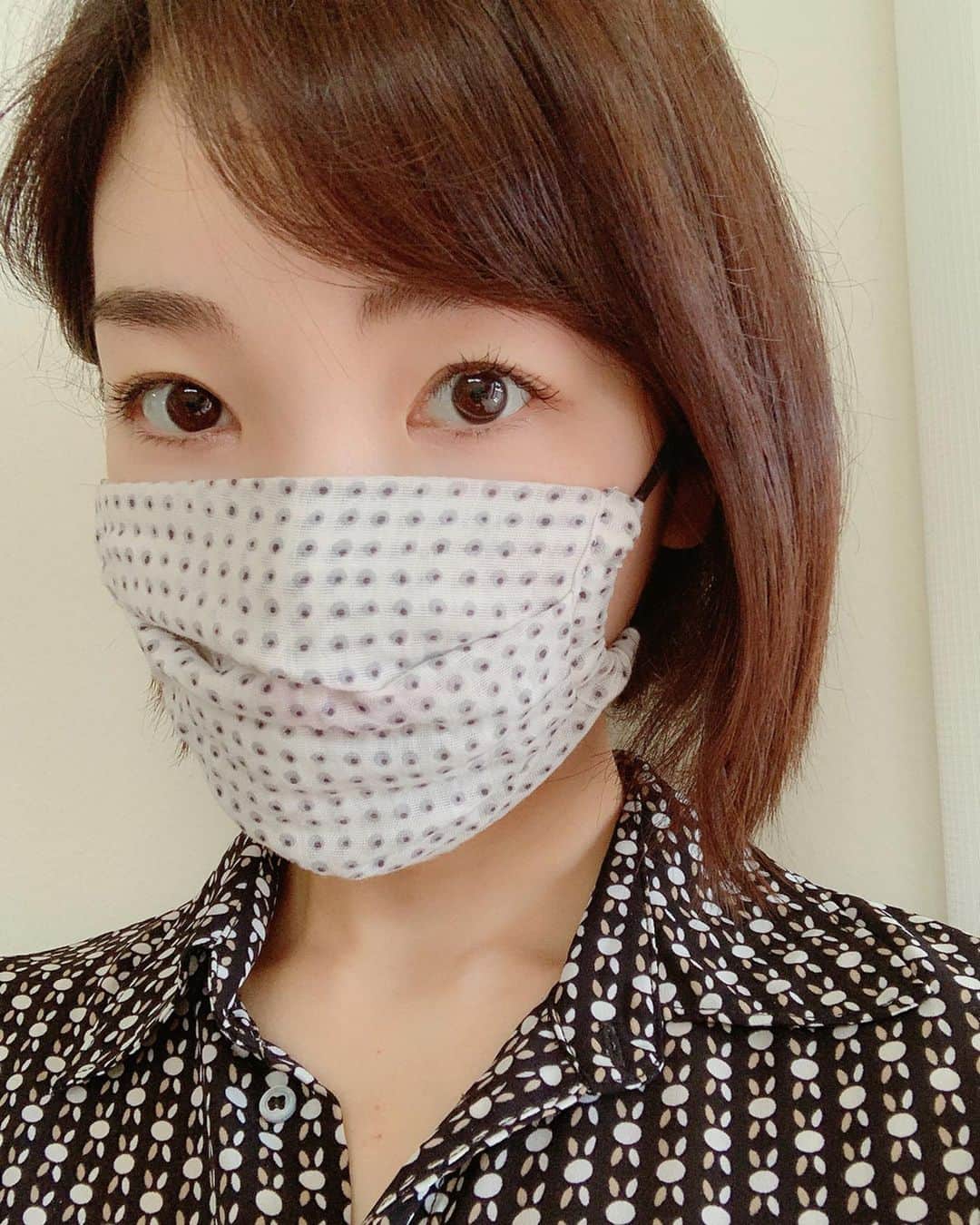 のインスタグラム：「wearing this mask handmade by my hubby’s mother ☺️🙏🏻・ 義母から貰った手作りマスク、かなり重宝しています。全部で6枚も。有難いです。  最近はずっと夫に買い物を任せて私と息子は家で待機生活。でもそろそろ外の空気が吸いたい。気分転換したいなと思い昨日は1人でお買い物ついでに少し散歩してきました◎  なんだか久しぶりに見た緑がとても青々としていて、空も輝いていたしお花も沢山咲いていて。 わー季節変わってるわ！と嬉しくなってしまった。 別に毎年きっとそうだったのだろうけど、あらためて体で自然の美しさ・パワーを感じられた気がしました^ ^  世界中で大気汚染が改善されていたり、野生動物たちがのんびり街に姿を見せているというニュースもほっこりするけど、それが本来のあるべき姿なんだよな。ここからまた人間が活動を始めたらすっかり元どおり、、じゃなくてまた何か人間は今回の悪夢から学ばないといけないんじゃないかな。 なんてことを考えてます。  柄×柄になっちゃったね🙂 ・ ・ ・ ・ ・ #mask #handmademask #reusable #washable #cottonmask #handmade #staysafe #yaezakura #手作りマスク #手づくりマスク #大体2度見される #2色あるよ #義母からのプレゼント #ありがとうございます🙏 #店頭のマスクは #必要な人に届きますように #自粛生活 #八重桜満開 #好きな花 #綺麗だった」