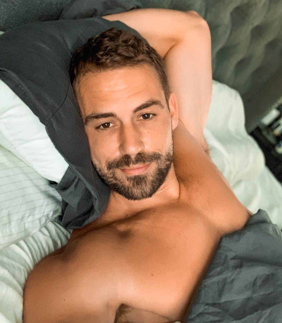 ニック・ビオールのインスタグラム：「Good Morning, Happy Friday Everyone!」