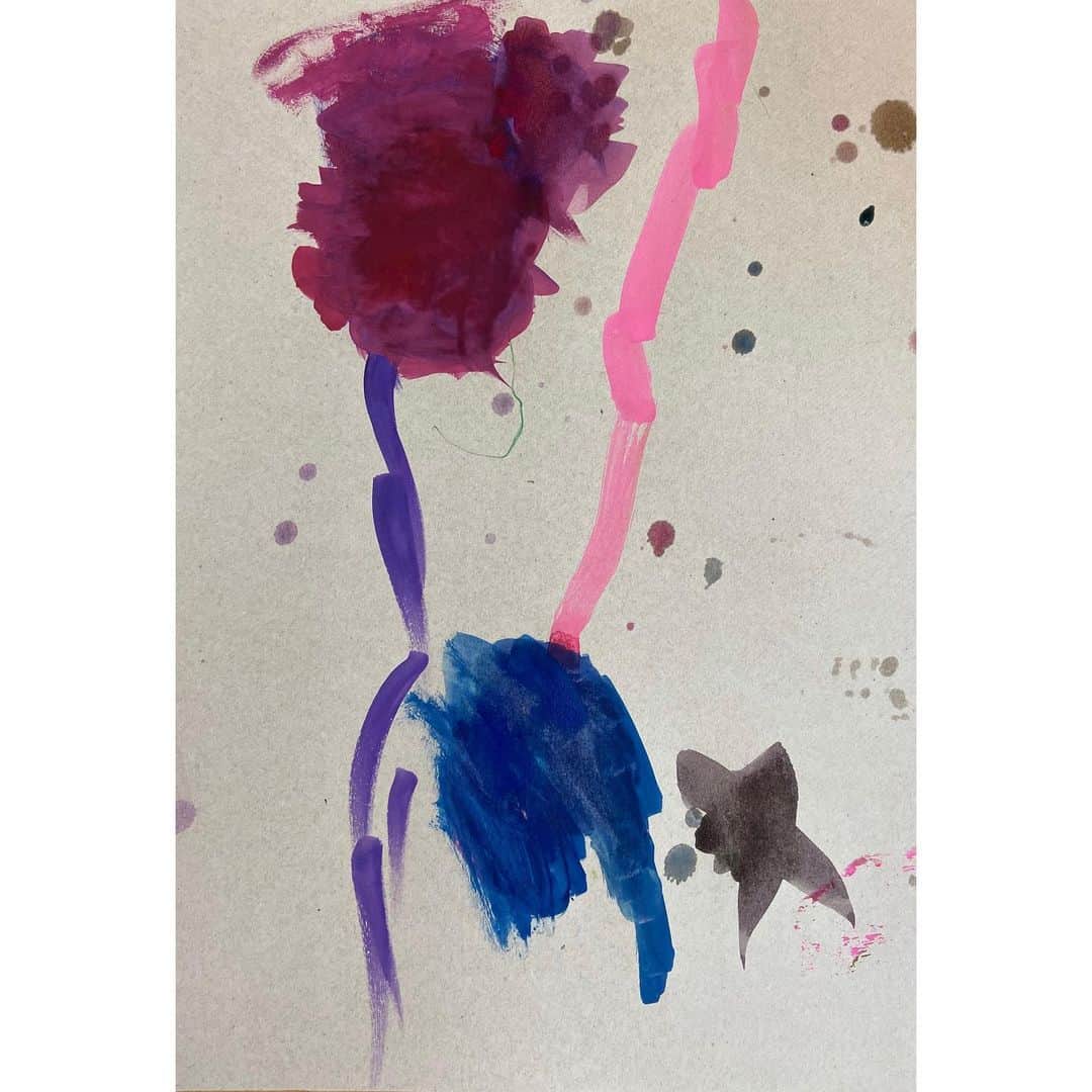 チャン・ユンジュのインスタグラム：「1,2 리사그림 (꽃을 그린거래요) 🌷🌹💐 3,4,5 엄마그림 (포도,하트풍선,나무,돼지,달,그리고 사람 ㅋㅋ ) 🍇💜🐷🌙🧍🏼‍♂️ 매일밤 함께 그림을 그려요. 재밌고 신기해요. 그림의 세계 ㅎㅎㅎㅎ #나난보고있나 @nanankang」