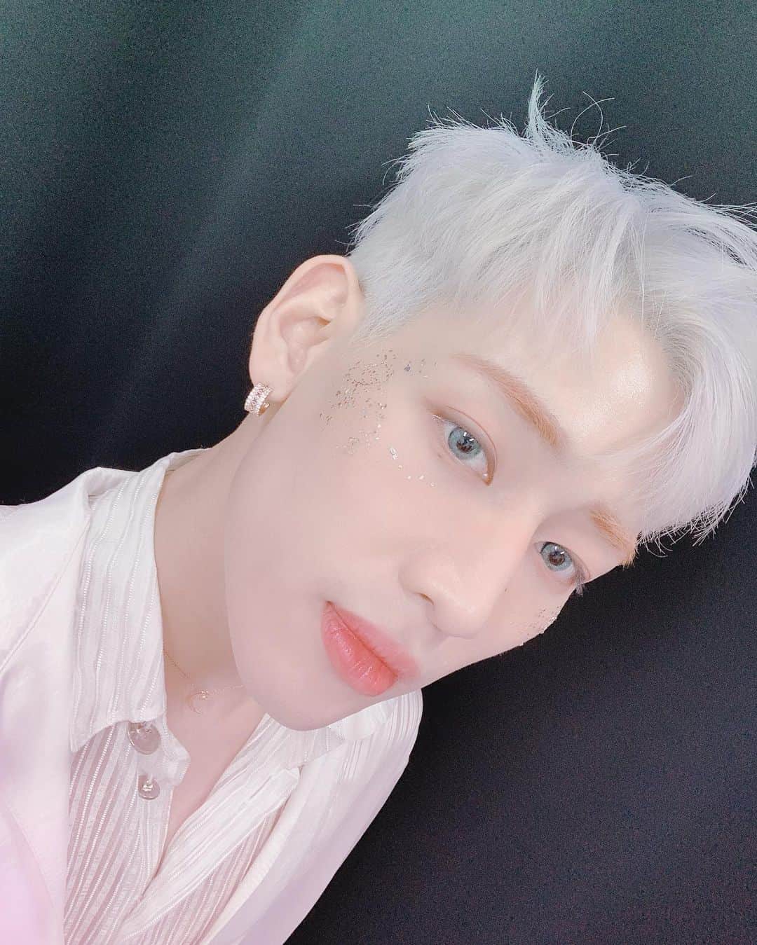 BamBam のインスタグラム：「NOT BY THE MOON 🌙」