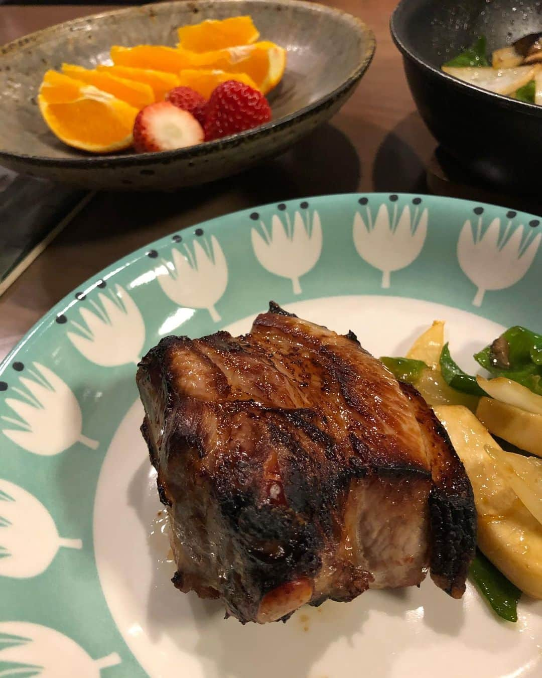 北脇順子さんのインスタグラム写真 - (北脇順子Instagram)「そうだ。たくさん食べよう♪🐷 シドニーから帰国してもう、2ヶ月！早すぎる、、。毎日涙が出るほど感動する日本食🥺 「やめられない、止まらない」 ↑こんな状況  食生活だけは慣れなかった海外生活だったから、帰国後の日本食は「神」だった！留学前、何でもないものだと思ってた日本食、手に届かなくなると、急に欲しくなる。それが私w 今この状況も同じ。自分が一番大切にしているのは何なのかを気付かせてくれる。だけど今は耐えて、「辛抱」の後には必ず幸せが待ってる。「普通の生活」がどれほど貴重なことだったのか、🥺🥺 また皆んなで集まって、笑って 、登ってができる何でもない生活が戻ってくることを祈って、さあ、今日も食べるよ🐷  暇すぎてダラダラ書いてみた。🤣」4月20日 23時12分 - ringohime0803