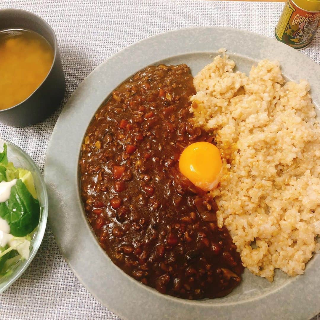 川田裕美さんのインスタグラム写真 - (川田裕美Instagram)「キノコとか野菜を細かく切って入れたカレー✨😋私は生卵抜きにしたけど、こっちの方が美味しそうだったので🍛  #カレー#家カレー#ガラムマサラ追加オッケー」4月20日 23時20分 - hiromikawata163