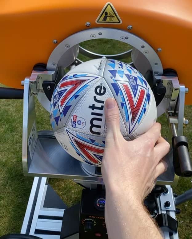 サム・ジョンストンのインスタグラム：「Thankyou @balllauncherofficial for my new toy during isolation 👏🏼👏🏼 ✌🏻🤪」