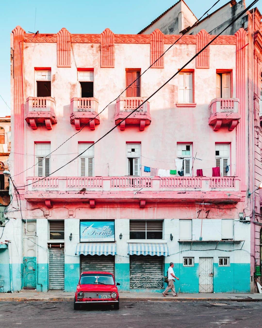 リリー＝ローズ・メロディのインスタグラム：「Colorful streets of La Havane, a city I’d love to go back to one day 💗💙 #lilyincuba」