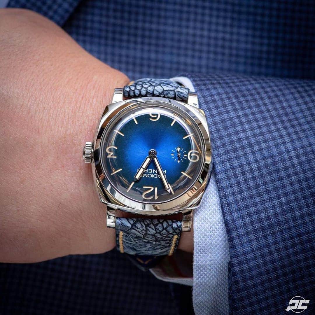 パネライのインスタグラム：「When the light hits the blue gradient sunburst dial of the #Panerai #PAM932, it’s pure magic. Here is a perfect example of this on my good friend @watchlifeus piece on a custom strap by @combat_straps  #PaneraiCentral」