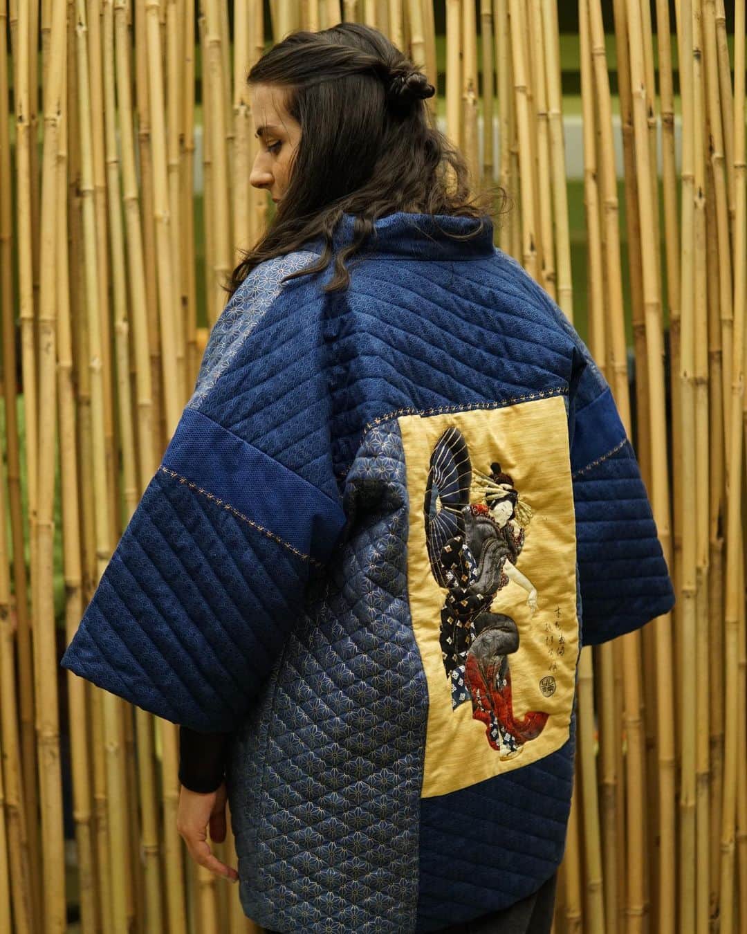 Anji SALZさんのインスタグラム写真 - (Anji SALZInstagram)「When I visited the @vamuseum kimono exhibition in London, I met @kkmei who had been following me for a while 😍❤️ After having a lovely chat, it turned out she made and hand stitched this amazing kimono jacket by herself! Such incredible detail and craftsmanship 👀❣️ Hope you have been doing alright these past weeks and we will meet again one day 💕」4月20日 23時57分 - salztokyo