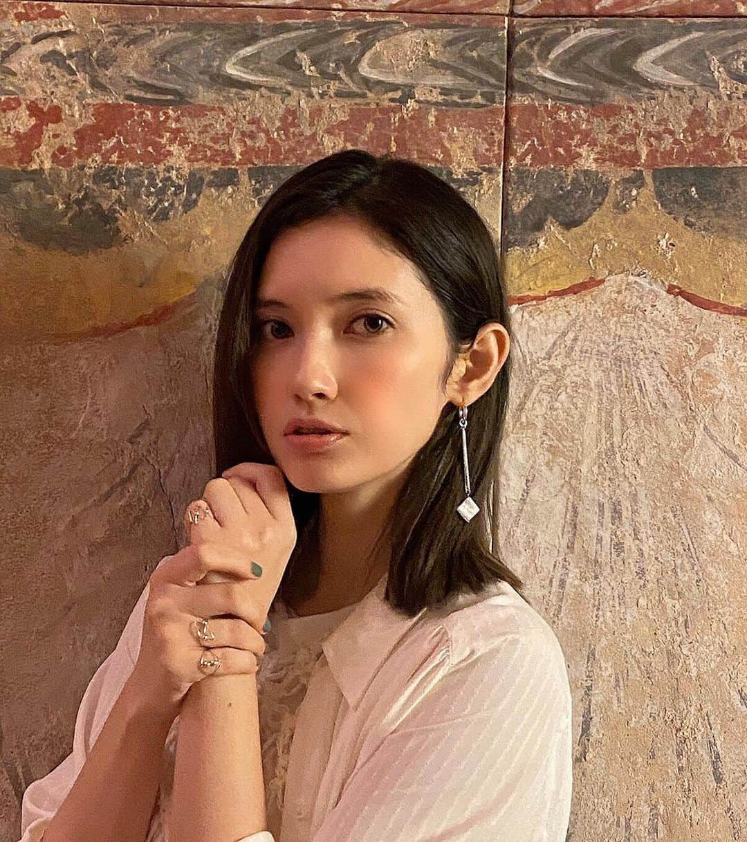 のインスタグラム：「さきほど放送された「世界で一番近い名画たち」の「最後の晩餐」回の衣装は以下の通りでした↓﻿ ﻿ シャツ、カットソー、ホルターネッククロシェトップス　﻿ @jane____smith﻿ クロシェスカート　@81branca﻿ ピアス、リング　@petiterobenoire_official﻿ ﻿ 写真は #聖マルタン聖堂 を再現した環境展示にて。﻿ ﻿ #市川紗椰 #衣装 #大塚国際美術館」