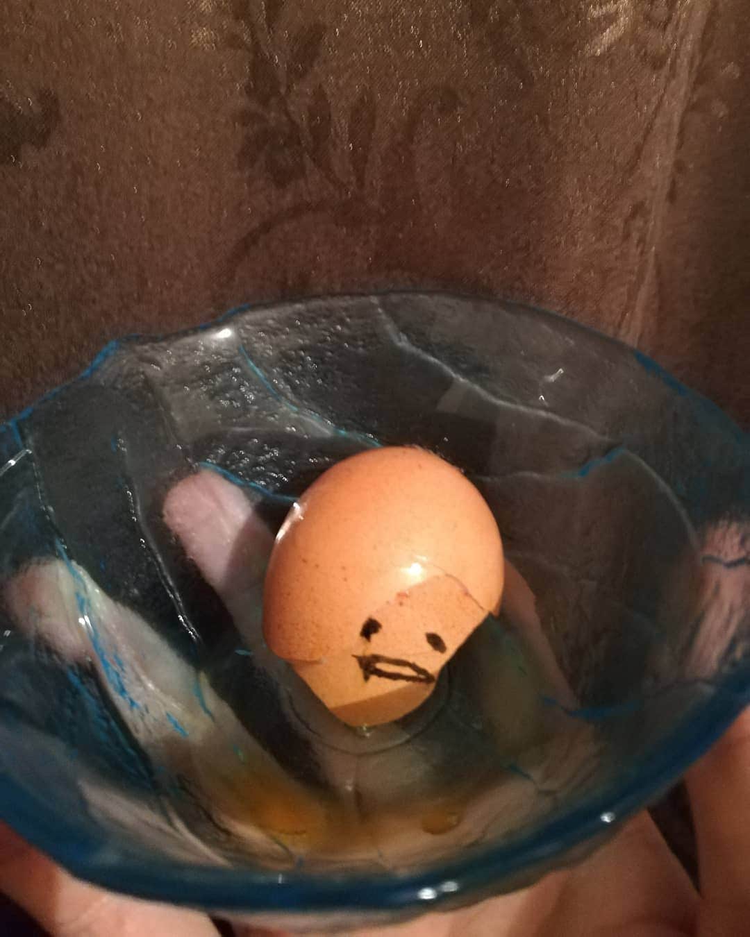 平井“ファラオ”光さんのインスタグラム写真 - (平井“ファラオ”光Instagram)「イースターの時期なので卵をぐでたまにしました。 そしていただきました。  #サンリオ #sanrio #サンリオ部 #芸能サンリオ部 #卵 #egg #イースター #イースターエッグ #easter #easteregg #ぐでたま #生卵 #全国ぐでたま時代」4月21日 0時06分 - hirapoyopharaoh