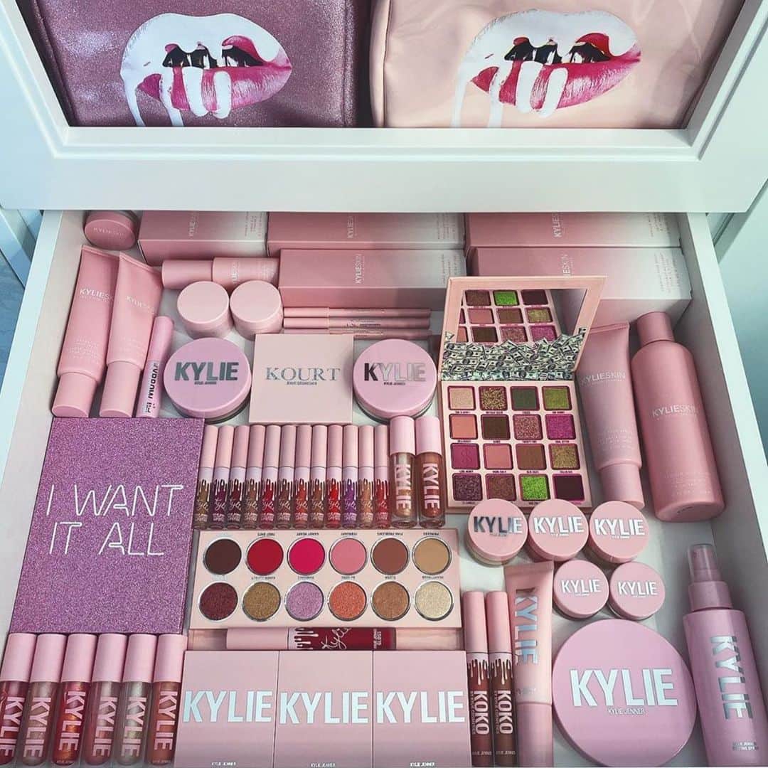 Kylie Cosmeticsさんのインスタグラム写真 - (Kylie CosmeticsInstagram)「This Kylie collection 😍 @aalexisbeauty #kyliecollection」4月21日 0時07分 - kyliecosmetics
