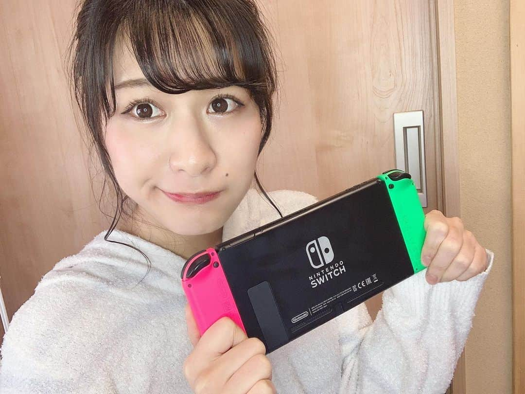 猪狩ともかさんのインスタグラム写真 - (猪狩ともかInstagram)「🎮🎮 . . スプラ始めて2週間。 やっとウデマエBになった〜😂💗 . ここ数日間、C帯から抜け出したい一心で戦ってた…。 執着心というかやけくそというか。 何度メーター割れたことか😇😇 呪縛から解かれた気分(笑) . . . #おうち時間 #仮面女子 #猪狩ともか #nintendoswitch #スプラトゥーン2 #本体持つ派 #でもスプラはテレビ #まだまだへたっぴです #毎日眼精疲労 #ははは #ホットアイマスクして寝ますか💤」4月21日 0時16分 - igari_tomoka