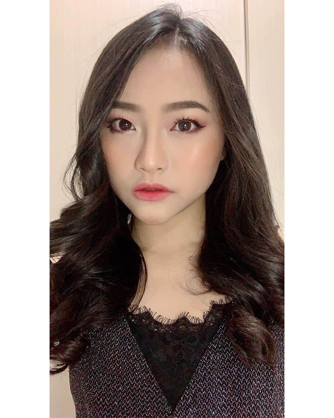 ロナ・アングラエニのインスタグラム：「Mamah muda (?) 🤫 . . . Siapa yg auto joget?」