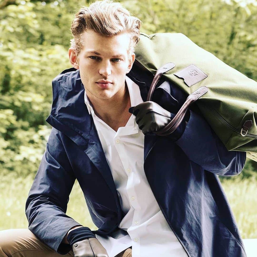 セバスティアン・ソーブさんのインスタグラム写真 - (セバスティアン・ソーブInstagram)「Masks sure but gloves are still smart and oh so cool too! And what about weekender hold all bags made from recycled plastic bottles 🤟🏼🤟🏼🧞‍♂️ @roeckl_official」4月21日 0時33分 - sebastiansauve