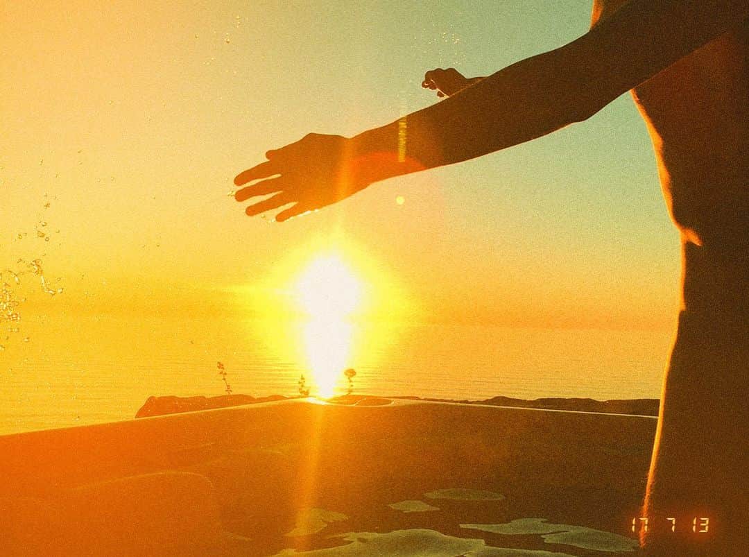 オスカー・エーネスタードのインスタグラム：「”Sänker våra glas på innergården. Utan några tankar vart vi ska” - #24april」