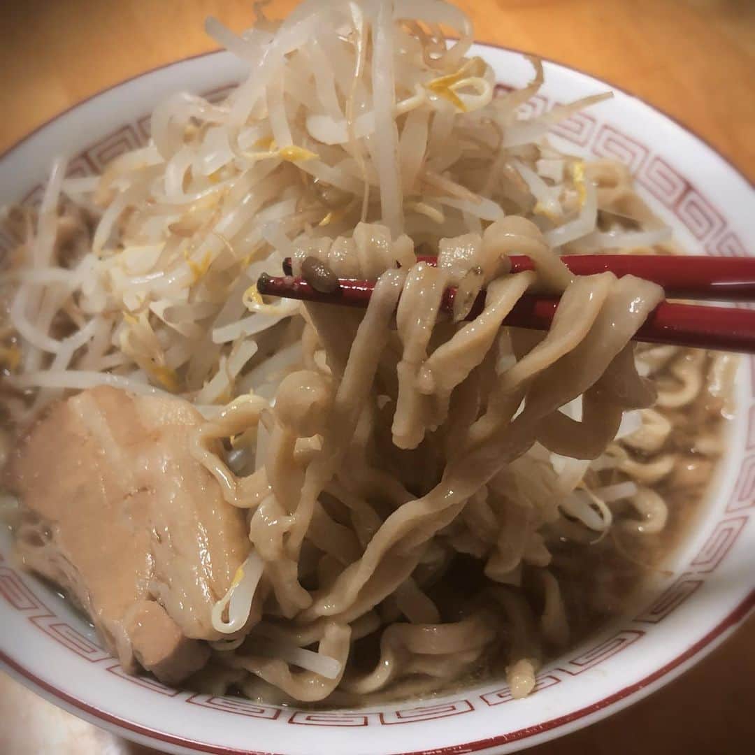 北川楓夏さんのインスタグラム写真 - (北川楓夏Instagram)「マシンガン、テイクアウト始めるってよ！ (@machingun.1 ) . 私が愛して止まない 秋田の二郎系といえばマシンガン！ テイクアウトを始めるかも、とのことで試作品をいただきました〜🖖🏻 簡単に作り方も写真に入れてみました！ (真坂はづきちゃんがYoutubeで作り方動画もアップしてたよ〜❤️) (@masakahazuki ) . 結論から言うと "まじでマシンガンそのもの" . 袋開けた瞬間からマシンガンの香りでテンションぶちあがります🤩🤙 大好きなお酒と一緒に楽しめるし 私の場合、深夜のシメの家マシンガンでしたので、最高なシチュエーションでいただきました💯 . これは買っちゃう。確実に。 . ほぼ再現度100%に近い家マシンガンですが、 やはりプロが作るとおいしさ100%超えてきますからね。 全てがベストの状態で提供されるラーメン。 プロの腕はすごいなって改めて思いながら、 自分が作った家マシンガンも自分褒めたくなるくらい美味しかったです😛笑 . 家族で分け合うもよし！ お家でマシンガンデビューもよし！ . テイクアウトスタートしたら みなさんもいち早くゲットして試してみてくださいね☺️💓 . #akita #ramen #ラーメン #ラー活 #ラーメン女子 #家ラーメン #マシンガン #二郎系 #ジロリアン #テイクアウト #完成度高い #大盛り #マシンガンの作り方 #深夜の」4月21日 0時44分 - fuka.kitagawa
