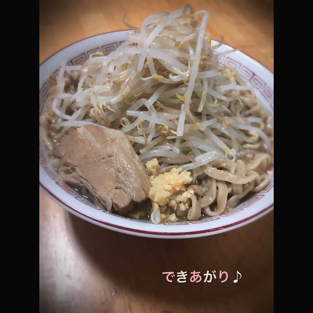 北川楓夏さんのインスタグラム写真 - (北川楓夏Instagram)「マシンガン、テイクアウト始めるってよ！ (@machingun.1 ) . 私が愛して止まない 秋田の二郎系といえばマシンガン！ テイクアウトを始めるかも、とのことで試作品をいただきました〜🖖🏻 簡単に作り方も写真に入れてみました！ (真坂はづきちゃんがYoutubeで作り方動画もアップしてたよ〜❤️) (@masakahazuki ) . 結論から言うと "まじでマシンガンそのもの" . 袋開けた瞬間からマシンガンの香りでテンションぶちあがります🤩🤙 大好きなお酒と一緒に楽しめるし 私の場合、深夜のシメの家マシンガンでしたので、最高なシチュエーションでいただきました💯 . これは買っちゃう。確実に。 . ほぼ再現度100%に近い家マシンガンですが、 やはりプロが作るとおいしさ100%超えてきますからね。 全てがベストの状態で提供されるラーメン。 プロの腕はすごいなって改めて思いながら、 自分が作った家マシンガンも自分褒めたくなるくらい美味しかったです😛笑 . 家族で分け合うもよし！ お家でマシンガンデビューもよし！ . テイクアウトスタートしたら みなさんもいち早くゲットして試してみてくださいね☺️💓 . #akita #ramen #ラーメン #ラー活 #ラーメン女子 #家ラーメン #マシンガン #二郎系 #ジロリアン #テイクアウト #完成度高い #大盛り #マシンガンの作り方 #深夜の」4月21日 0時44分 - fuka.kitagawa