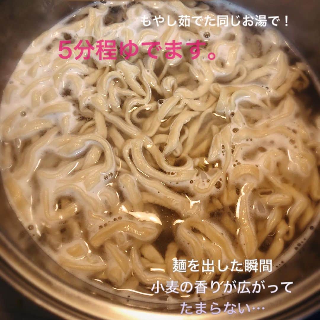 北川楓夏さんのインスタグラム写真 - (北川楓夏Instagram)「マシンガン、テイクアウト始めるってよ！ (@machingun.1 ) . 私が愛して止まない 秋田の二郎系といえばマシンガン！ テイクアウトを始めるかも、とのことで試作品をいただきました〜🖖🏻 簡単に作り方も写真に入れてみました！ (真坂はづきちゃんがYoutubeで作り方動画もアップしてたよ〜❤️) (@masakahazuki ) . 結論から言うと "まじでマシンガンそのもの" . 袋開けた瞬間からマシンガンの香りでテンションぶちあがります🤩🤙 大好きなお酒と一緒に楽しめるし 私の場合、深夜のシメの家マシンガンでしたので、最高なシチュエーションでいただきました💯 . これは買っちゃう。確実に。 . ほぼ再現度100%に近い家マシンガンですが、 やはりプロが作るとおいしさ100%超えてきますからね。 全てがベストの状態で提供されるラーメン。 プロの腕はすごいなって改めて思いながら、 自分が作った家マシンガンも自分褒めたくなるくらい美味しかったです😛笑 . 家族で分け合うもよし！ お家でマシンガンデビューもよし！ . テイクアウトスタートしたら みなさんもいち早くゲットして試してみてくださいね☺️💓 . #akita #ramen #ラーメン #ラー活 #ラーメン女子 #家ラーメン #マシンガン #二郎系 #ジロリアン #テイクアウト #完成度高い #大盛り #マシンガンの作り方 #深夜の」4月21日 0時44分 - fuka.kitagawa