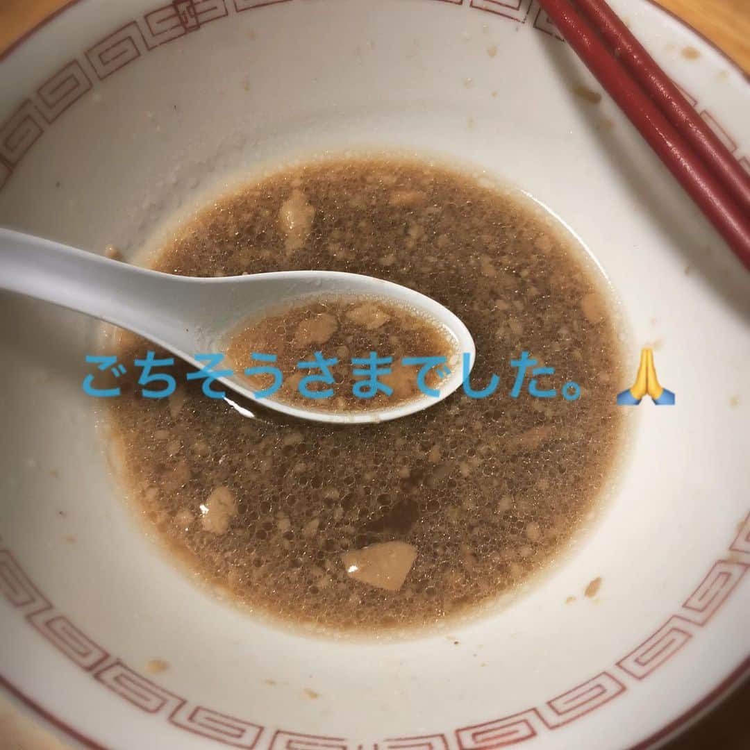 北川楓夏さんのインスタグラム写真 - (北川楓夏Instagram)「マシンガン、テイクアウト始めるってよ！ (@machingun.1 ) . 私が愛して止まない 秋田の二郎系といえばマシンガン！ テイクアウトを始めるかも、とのことで試作品をいただきました〜🖖🏻 簡単に作り方も写真に入れてみました！ (真坂はづきちゃんがYoutubeで作り方動画もアップしてたよ〜❤️) (@masakahazuki ) . 結論から言うと "まじでマシンガンそのもの" . 袋開けた瞬間からマシンガンの香りでテンションぶちあがります🤩🤙 大好きなお酒と一緒に楽しめるし 私の場合、深夜のシメの家マシンガンでしたので、最高なシチュエーションでいただきました💯 . これは買っちゃう。確実に。 . ほぼ再現度100%に近い家マシンガンですが、 やはりプロが作るとおいしさ100%超えてきますからね。 全てがベストの状態で提供されるラーメン。 プロの腕はすごいなって改めて思いながら、 自分が作った家マシンガンも自分褒めたくなるくらい美味しかったです😛笑 . 家族で分け合うもよし！ お家でマシンガンデビューもよし！ . テイクアウトスタートしたら みなさんもいち早くゲットして試してみてくださいね☺️💓 . #akita #ramen #ラーメン #ラー活 #ラーメン女子 #家ラーメン #マシンガン #二郎系 #ジロリアン #テイクアウト #完成度高い #大盛り #マシンガンの作り方 #深夜の」4月21日 0時44分 - fuka.kitagawa