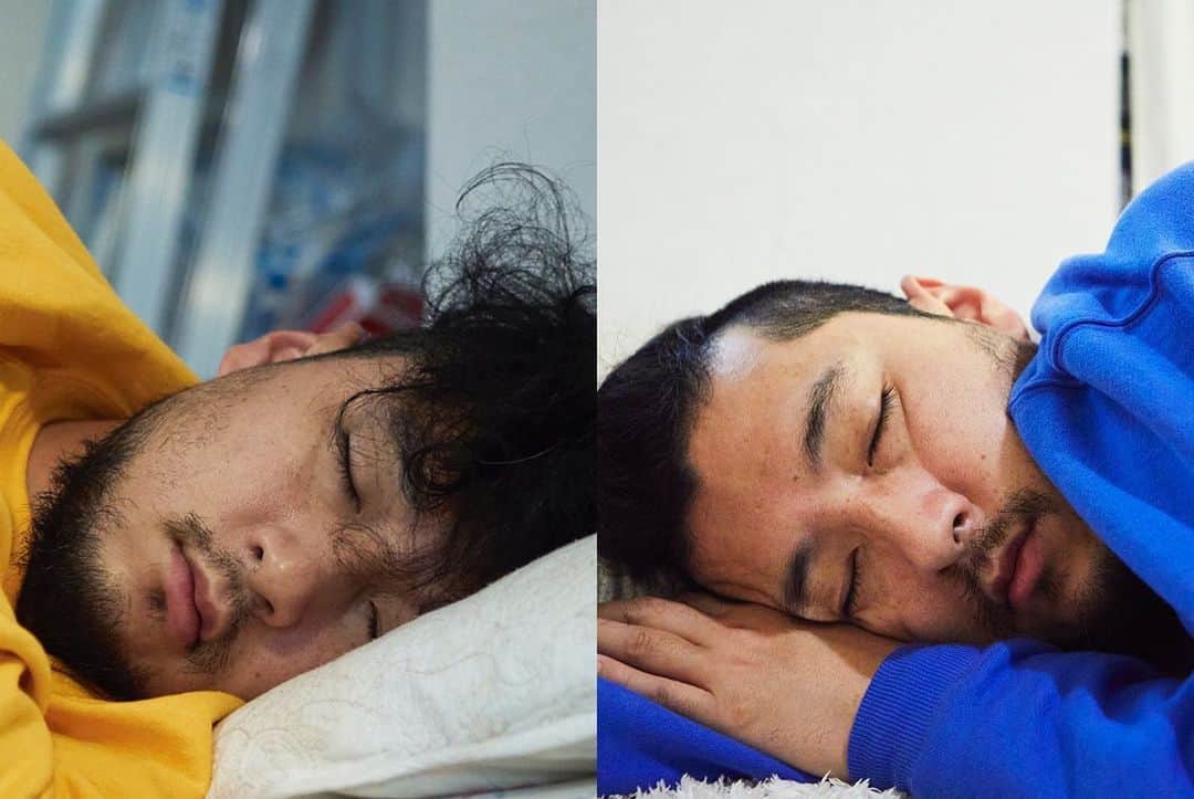 佐野円香さんのインスタグラム写真 - (佐野円香Instagram)「キッチンの換気扇のとこのライトが切れてたんですけど、Amazonで頼んでたやつ届いたんです、今日。﻿ ﻿ ちょっと接触悪くて上手く付かなくて…﻿ ﻿ 頼もしい背中でしょ？﻿ ﻿ ﻿ …結局じゅんちゃんやっても付かなくてすぐ諦めちゃって、 私が執念深くやったら付きました🤷🏻‍♀️﻿ 自活力強い女です。 そういう事多いんだけど、懲りずに毎回頼む。 ﻿私だって甘えてみたいのよ。 ﻿ 今日は75.1kg。﻿ ﻿ 夜食をスープだけにしたのでちょっと軽い、、﻿ ﻿ でも見てください、最後の写真。﻿ 左は11日前に撮ったもの。﻿ ﻿ ああーーーーー﻿ ﻿ #dog﻿ #チワックス﻿ #まる﻿ #犬のいる生活﻿ #デッカイおじさんもいる生活﻿ #家族の定点観測」4月21日 0時49分 - madoka_sa