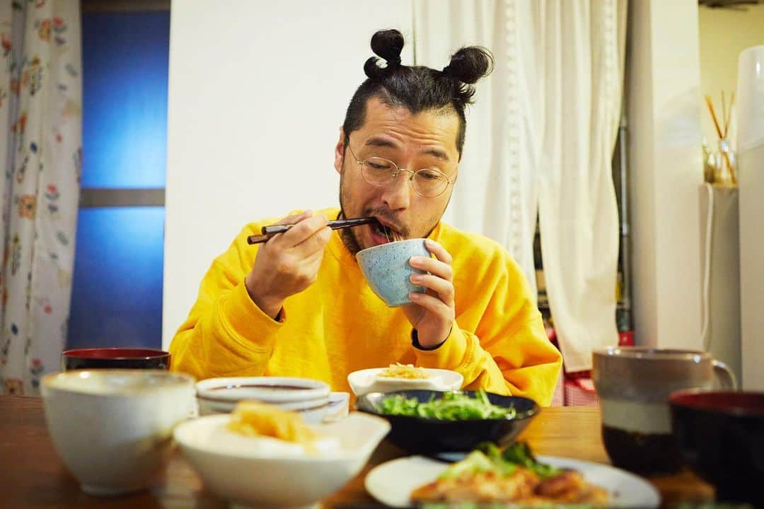 佐野円香さんのインスタグラム写真 - (佐野円香Instagram)「キッチンの換気扇のとこのライトが切れてたんですけど、Amazonで頼んでたやつ届いたんです、今日。﻿ ﻿ ちょっと接触悪くて上手く付かなくて…﻿ ﻿ 頼もしい背中でしょ？﻿ ﻿ ﻿ …結局じゅんちゃんやっても付かなくてすぐ諦めちゃって、 私が執念深くやったら付きました🤷🏻‍♀️﻿ 自活力強い女です。 そういう事多いんだけど、懲りずに毎回頼む。 ﻿私だって甘えてみたいのよ。 ﻿ 今日は75.1kg。﻿ ﻿ 夜食をスープだけにしたのでちょっと軽い、、﻿ ﻿ でも見てください、最後の写真。﻿ 左は11日前に撮ったもの。﻿ ﻿ ああーーーーー﻿ ﻿ #dog﻿ #チワックス﻿ #まる﻿ #犬のいる生活﻿ #デッカイおじさんもいる生活﻿ #家族の定点観測」4月21日 0時49分 - madoka_sa