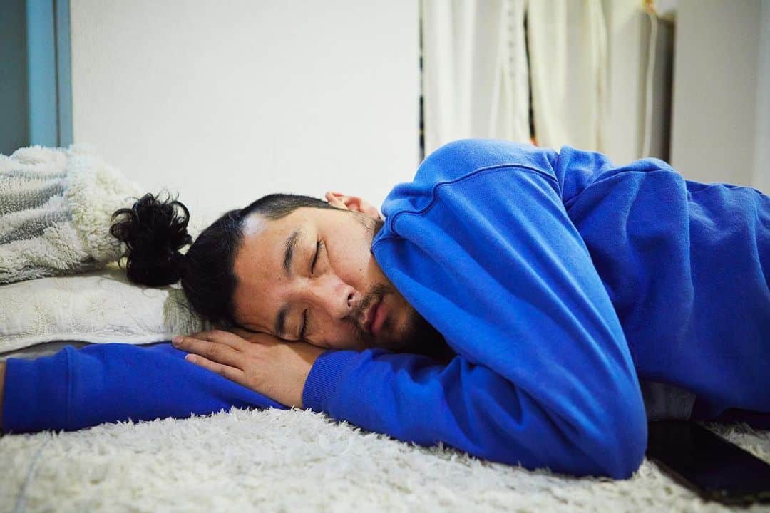 佐野円香さんのインスタグラム写真 - (佐野円香Instagram)「キッチンの換気扇のとこのライトが切れてたんですけど、Amazonで頼んでたやつ届いたんです、今日。﻿ ﻿ ちょっと接触悪くて上手く付かなくて…﻿ ﻿ 頼もしい背中でしょ？﻿ ﻿ ﻿ …結局じゅんちゃんやっても付かなくてすぐ諦めちゃって、 私が執念深くやったら付きました🤷🏻‍♀️﻿ 自活力強い女です。 そういう事多いんだけど、懲りずに毎回頼む。 ﻿私だって甘えてみたいのよ。 ﻿ 今日は75.1kg。﻿ ﻿ 夜食をスープだけにしたのでちょっと軽い、、﻿ ﻿ でも見てください、最後の写真。﻿ 左は11日前に撮ったもの。﻿ ﻿ ああーーーーー﻿ ﻿ #dog﻿ #チワックス﻿ #まる﻿ #犬のいる生活﻿ #デッカイおじさんもいる生活﻿ #家族の定点観測」4月21日 0時49分 - madoka_sa