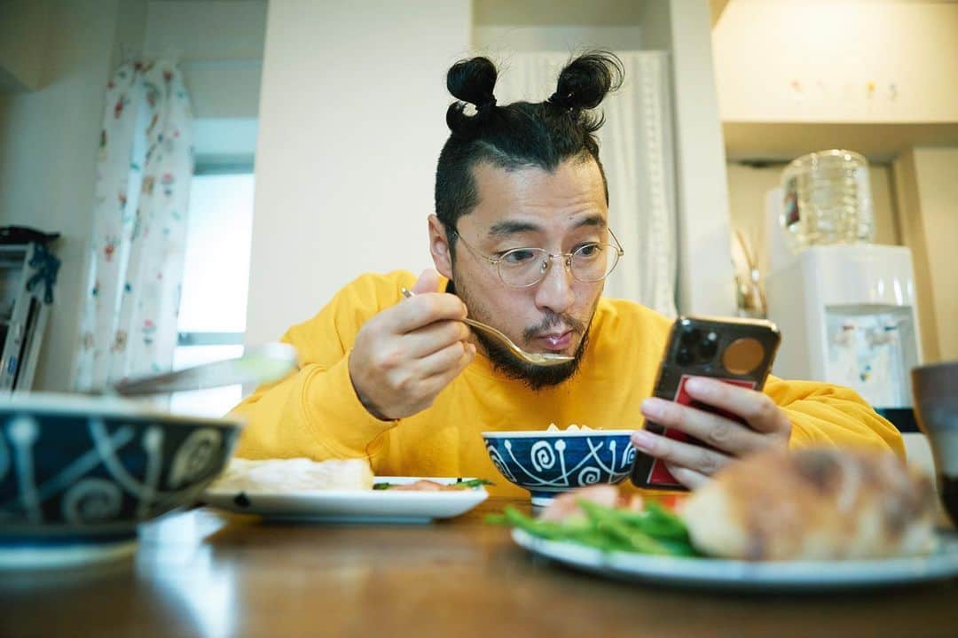 佐野円香さんのインスタグラム写真 - (佐野円香Instagram)「キッチンの換気扇のとこのライトが切れてたんですけど、Amazonで頼んでたやつ届いたんです、今日。﻿ ﻿ ちょっと接触悪くて上手く付かなくて…﻿ ﻿ 頼もしい背中でしょ？﻿ ﻿ ﻿ …結局じゅんちゃんやっても付かなくてすぐ諦めちゃって、 私が執念深くやったら付きました🤷🏻‍♀️﻿ 自活力強い女です。 そういう事多いんだけど、懲りずに毎回頼む。 ﻿私だって甘えてみたいのよ。 ﻿ 今日は75.1kg。﻿ ﻿ 夜食をスープだけにしたのでちょっと軽い、、﻿ ﻿ でも見てください、最後の写真。﻿ 左は11日前に撮ったもの。﻿ ﻿ ああーーーーー﻿ ﻿ #dog﻿ #チワックス﻿ #まる﻿ #犬のいる生活﻿ #デッカイおじさんもいる生活﻿ #家族の定点観測」4月21日 0時49分 - madoka_sa